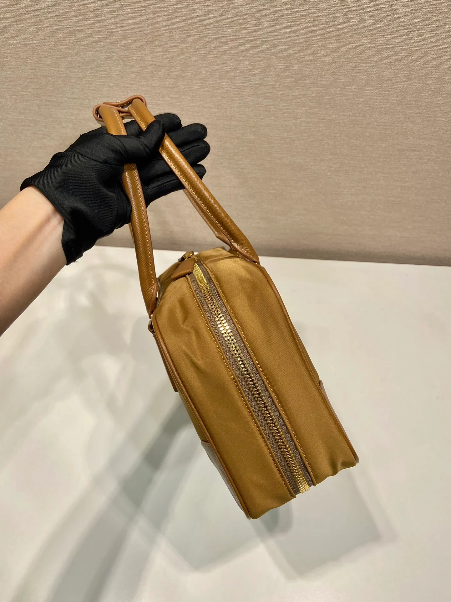 💰1460🎉New second-hand bag🎉1BB115 medium size🎉🎉 This double handle handbag is made of regenerated nylon, incorporating unique style elements and exquisite Saffiano leather details, completely subverting people's traditional perception of luxury goods. Practical design embellishments and exquisite details add a unique charm. Large capacity, practical and elegant👏Another popular style that will never go out of style🎉🎉 Length 30x Height 17.5x Base 9cm👏👏👏🎉🎉🎉