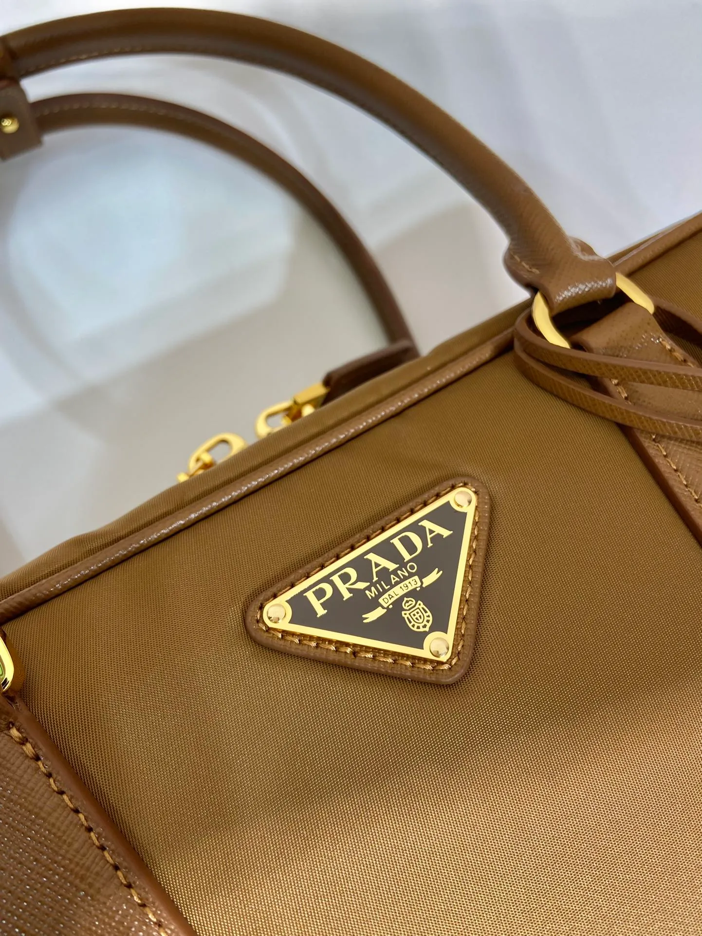💰1460🎉New second-hand bag🎉1BB115 medium size🎉🎉 This double handle handbag is made of regenerated nylon, incorporating unique style elements and exquisite Saffiano leather details, completely subverting people's traditional perception of luxury goods. Practical design embellishments and exquisite details add a unique charm. Large capacity, practical and elegant👏Another popular style that will never go out of style🎉🎉 Length 30x Height 17.5x Base 9cm👏👏👏🎉🎉🎉