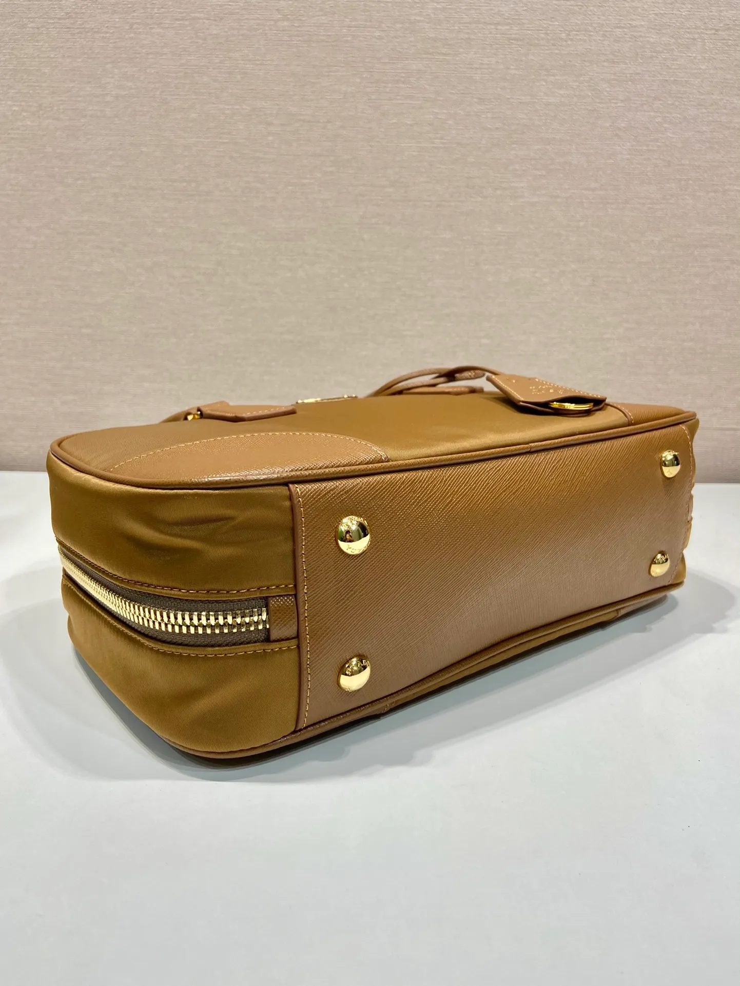 💰1460🎉New second-hand bag🎉1BB115 medium size🎉🎉 This double handle handbag is made of regenerated nylon, incorporating unique style elements and exquisite Saffiano leather details, completely subverting people's traditional perception of luxury goods. Practical design embellishments and exquisite details add a unique charm. Large capacity, practical and elegant👏Another popular style that will never go out of style🎉🎉 Length 30x Height 17.5x Base 9cm👏👏👏🎉🎉🎉