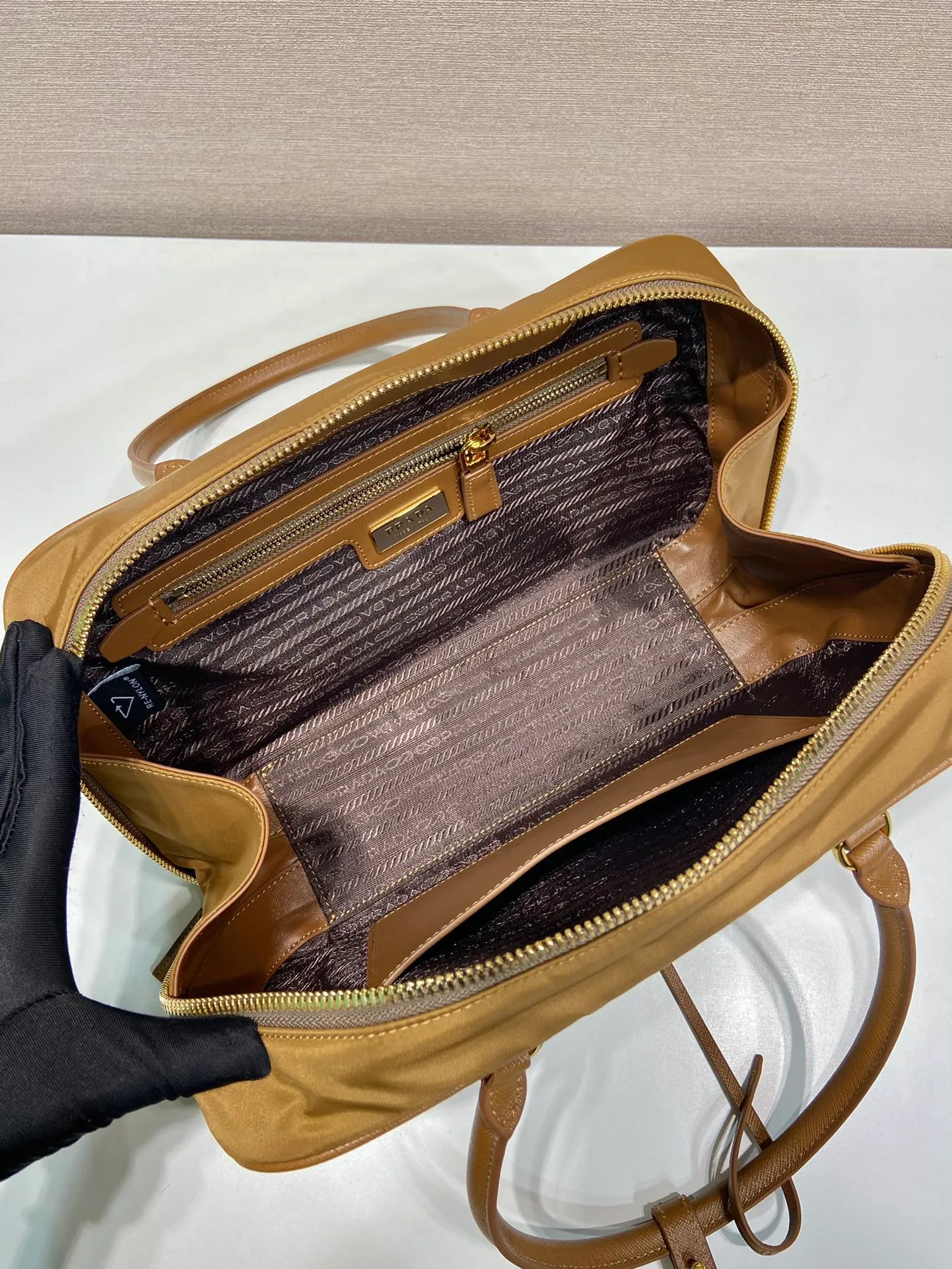 💰1460🎉New second-hand bag🎉1BB115 medium size🎉🎉 This double handle handbag is made of regenerated nylon, incorporating unique style elements and exquisite Saffiano leather details, completely subverting people's traditional perception of luxury goods. Practical design embellishments and exquisite details add a unique charm. Large capacity, practical and elegant👏Another popular style that will never go out of style🎉🎉 Length 30x Height 17.5x Base 9cm👏👏👏🎉🎉🎉