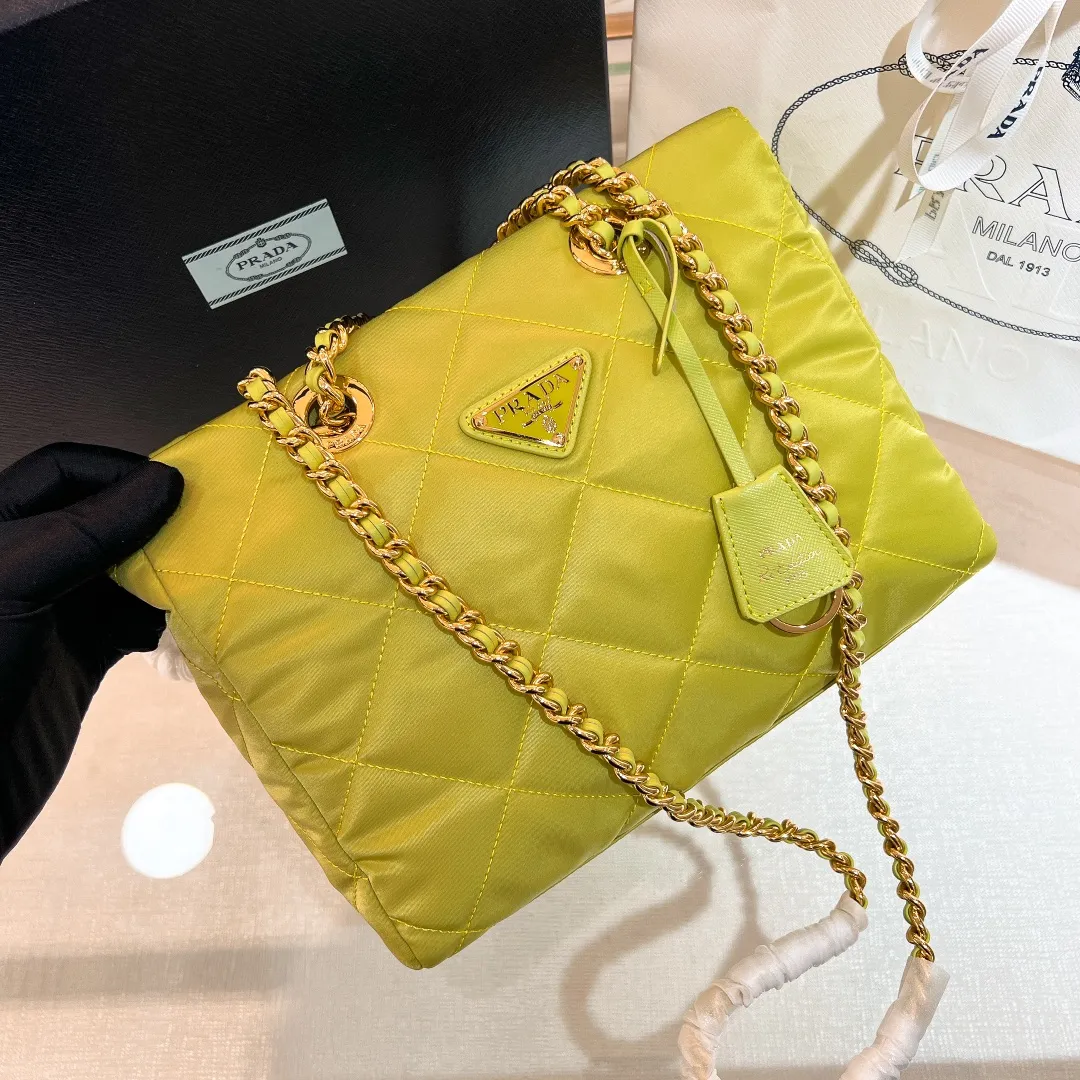 💰1120✨New product launch✨Middle-hand series chain shoulder bag/tramp bag Re-Edition19951BG468 The most fashionable retro bag type in the middle-hand series. The gold size is 25cm, suitable for fairies of all heights. It is super versatile and good-looking. Fashionable people must buy it! It is not only practical, lightweight, but also good-looking. It has a super large capacity. It has a triangle brand name + waterproof parachute nylon. The rhombus pattern adds a high quality. It is paired with a black gold chain and mixed leather shoulder strap. It is versatile and exquisite. It is ok for daily commuting and travel and vacation. It is simply great👏... Size: 25*19*7cm