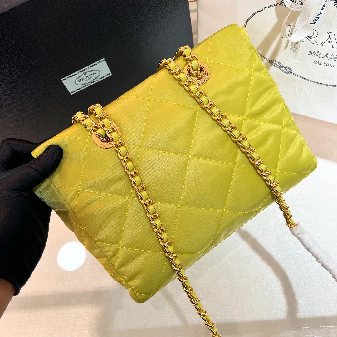 💰1120✨New product launch✨Middle-hand series chain shoulder bag/tramp bag Re-Edition19951BG468 The most fashionable retro bag type in the middle-hand series. The gold size is 25cm, suitable for fairies of all heights. It is super versatile and good-looking. Fashionable people must buy it! It is not only practical, lightweight, but also good-looking. It has a super large capacity. It has a triangle brand name + waterproof parachute nylon. The rhombus pattern adds a high quality. It is paired with a black gold chain and mixed leather shoulder strap. It is versatile and exquisite. It is ok for daily commuting and travel and vacation. It is simply great👏... Size: 25*19*7cm