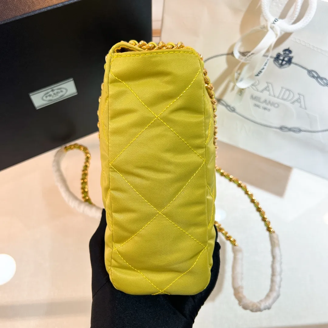 💰1120✨New product launch✨Middle-hand series chain shoulder bag/tramp bag Re-Edition19951BG468 The most fashionable retro bag type in the middle-hand series. The gold size is 25cm, suitable for fairies of all heights. It is super versatile and good-looking. Fashionable people must buy it! It is not only practical, lightweight, but also good-looking. It has a super large capacity. It has a triangle brand name + waterproof parachute nylon. The rhombus pattern adds a high quality. It is paired with a black gold chain and mixed leather shoulder strap. It is versatile and exquisite. It is ok for daily commuting and travel and vacation. It is simply great👏... Size: 25*19*7cm