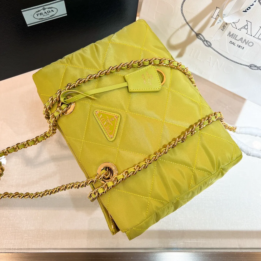 💰1120✨New product launch✨Middle-hand series chain shoulder bag/tramp bag Re-Edition19951BG468 The most fashionable retro bag type in the middle-hand series. The gold size is 25cm, suitable for fairies of all heights. It is super versatile and good-looking. Fashionable people must buy it! It is not only practical, lightweight, but also good-looking. It has a super large capacity. It has a triangle brand name + waterproof parachute nylon. The rhombus pattern adds a high quality. It is paired with a black gold chain and mixed leather shoulder strap. It is versatile and exquisite. It is ok for daily commuting and travel and vacation. It is simply great👏... Size: 25*19*7cm