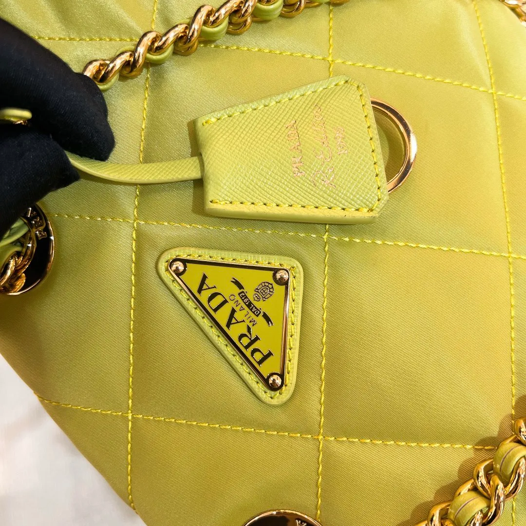 💰1120✨New product launch✨Middle-hand series chain shoulder bag/tramp bag Re-Edition19951BG468 The most fashionable retro bag type in the middle-hand series. The gold size is 25cm, suitable for fairies of all heights. It is super versatile and good-looking. Fashionable people must buy it! It is not only practical, lightweight, but also good-looking. It has a super large capacity. It has a triangle brand name + waterproof parachute nylon. The rhombus pattern adds a high quality. It is paired with a black gold chain and mixed leather shoulder strap. It is versatile and exquisite. It is ok for daily commuting and travel and vacation. It is simply great👏... Size: 25*19*7cm