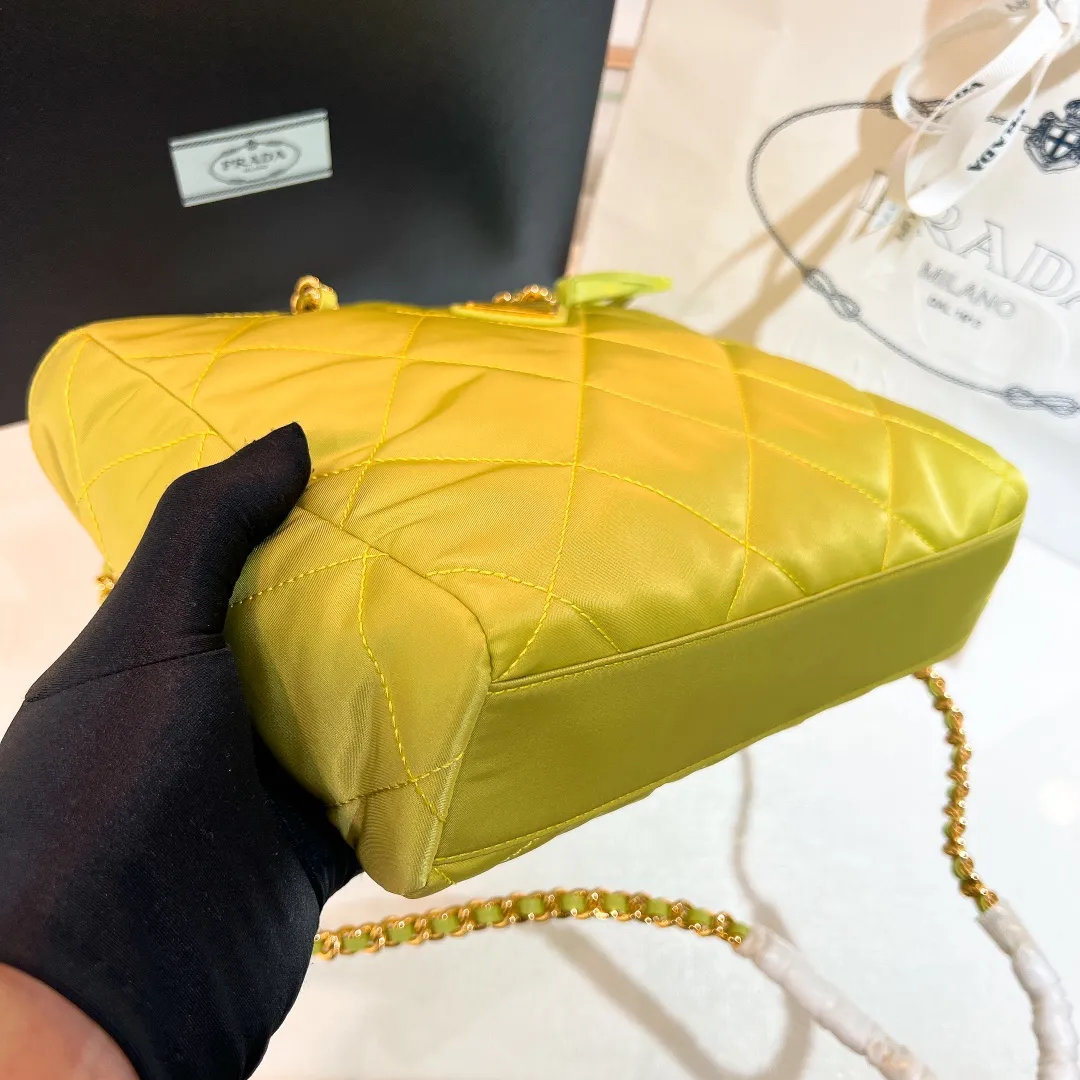 💰1120✨New product launch✨Middle-hand series chain shoulder bag/tramp bag Re-Edition19951BG468 The most fashionable retro bag type in the middle-hand series. The gold size is 25cm, suitable for fairies of all heights. It is super versatile and good-looking. Fashionable people must buy it! It is not only practical, lightweight, but also good-looking. It has a super large capacity. It has a triangle brand name + waterproof parachute nylon. The rhombus pattern adds a high quality. It is paired with a black gold chain and mixed leather shoulder strap. It is versatile and exquisite. It is ok for daily commuting and travel and vacation. It is simply great👏... Size: 25*19*7cm