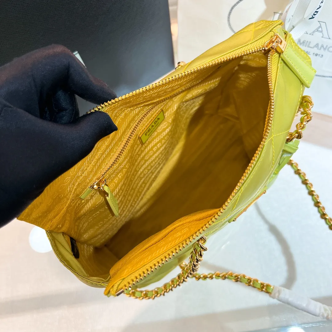 💰1120✨New product launch✨Middle-hand series chain shoulder bag/tramp bag Re-Edition19951BG468 The most fashionable retro bag type in the middle-hand series. The gold size is 25cm, suitable for fairies of all heights. It is super versatile and good-looking. Fashionable people must buy it! It is not only practical, lightweight, but also good-looking. It has a super large capacity. It has a triangle brand name + waterproof parachute nylon. The rhombus pattern adds a high quality. It is paired with a black gold chain and mixed leather shoulder strap. It is versatile and exquisite. It is ok for daily commuting and travel and vacation. It is simply great👏... Size: 25*19*7cm