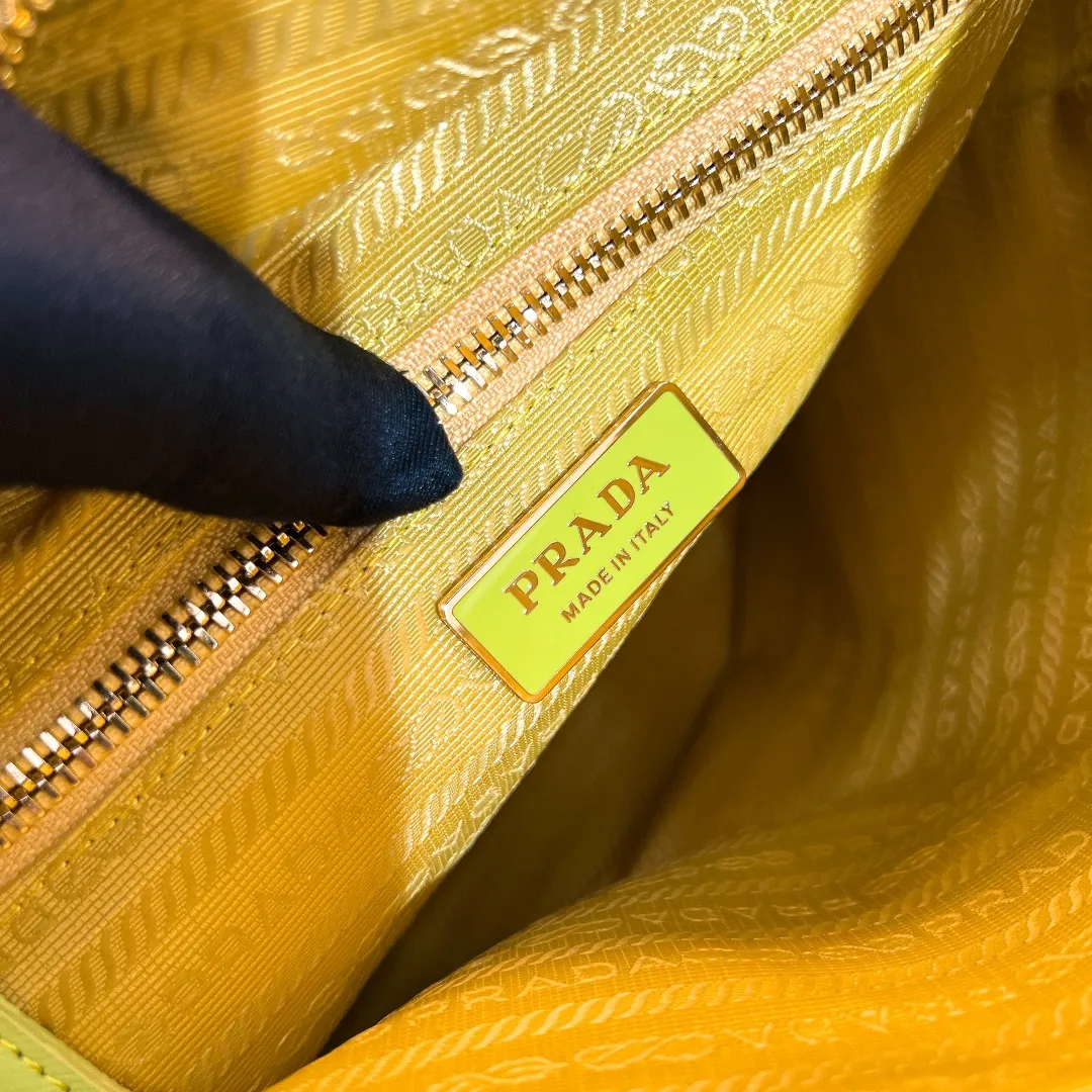 💰1120✨New product launch✨Middle-hand series chain shoulder bag/tramp bag Re-Edition19951BG468 The most fashionable retro bag type in the middle-hand series. The gold size is 25cm, suitable for fairies of all heights. It is super versatile and good-looking. Fashionable people must buy it! It is not only practical, lightweight, but also good-looking. It has a super large capacity. It has a triangle brand name + waterproof parachute nylon. The rhombus pattern adds a high quality. It is paired with a black gold chain and mixed leather shoulder strap. It is versatile and exquisite. It is ok for daily commuting and travel and vacation. It is simply great👏... Size: 25*19*7cm