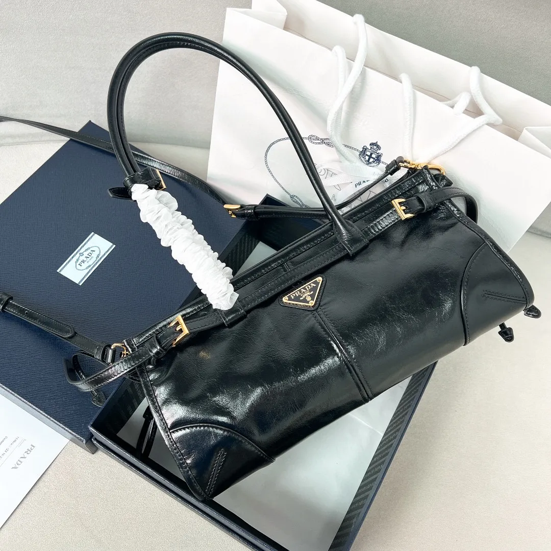 💰1840✨New model debut✨Oil-waxed leather LuxSoft handbag large size 1BA426 Popular LuxSoftBag Retro oil-waxed leather with gold hardware Iconic triangle logo Comes with a long shoulder strap Can be carried on one shoulder or crossbody The fashionable feel is straight forward Size 32*15.5*12