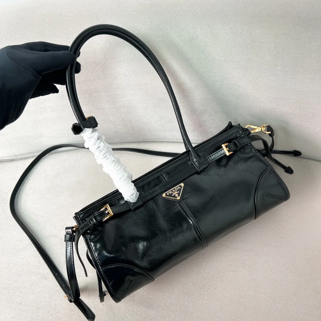 💰1840✨New model debut✨Oil-waxed leather LuxSoft handbag large size 1BA426 Popular LuxSoftBag Retro oil-waxed leather with gold hardware Iconic triangle logo Comes with a long shoulder strap Can be carried on one shoulder or crossbody The fashionable feel is straight forward Size 32*15.5*12