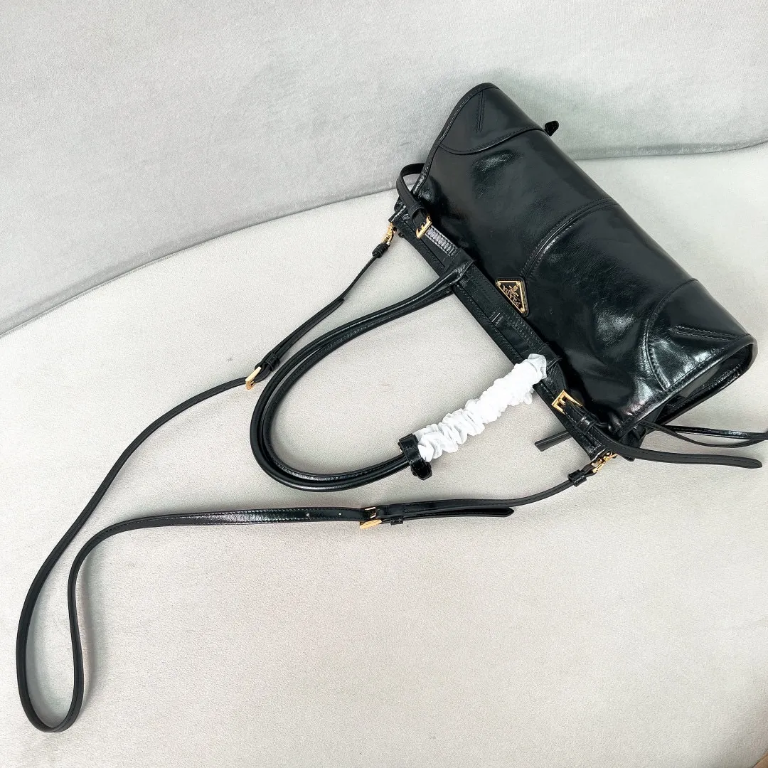 💰1840✨New model debut✨Oil-waxed leather LuxSoft handbag large size 1BA426 Popular LuxSoftBag Retro oil-waxed leather with gold hardware Iconic triangle logo Comes with a long shoulder strap Can be carried on one shoulder or crossbody The fashionable feel is straight forward Size 32*15.5*12