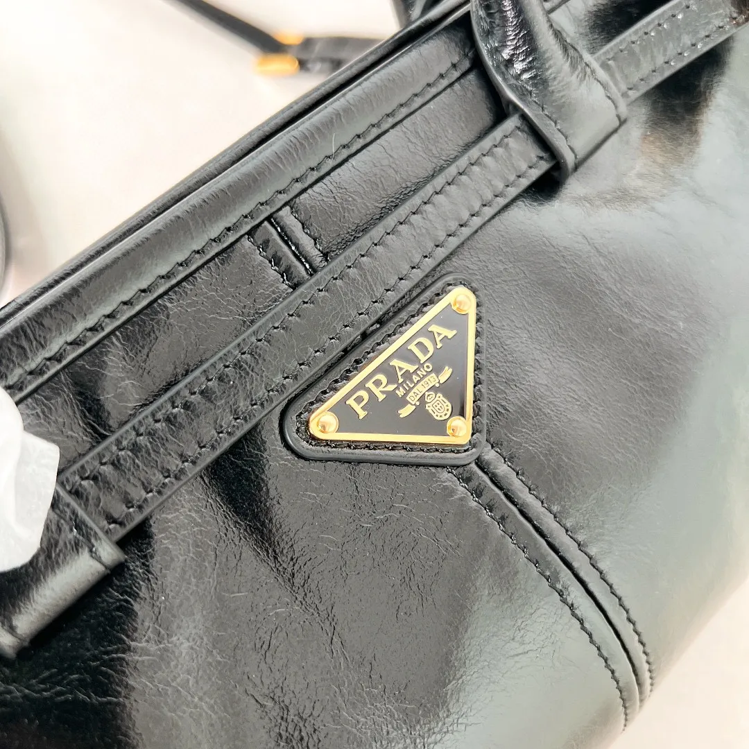 💰1840✨New model debut✨Oil-waxed leather LuxSoft handbag large size 1BA426 Popular LuxSoftBag Retro oil-waxed leather with gold hardware Iconic triangle logo Comes with a long shoulder strap Can be carried on one shoulder or crossbody The fashionable feel is straight forward Size 32*15.5*12