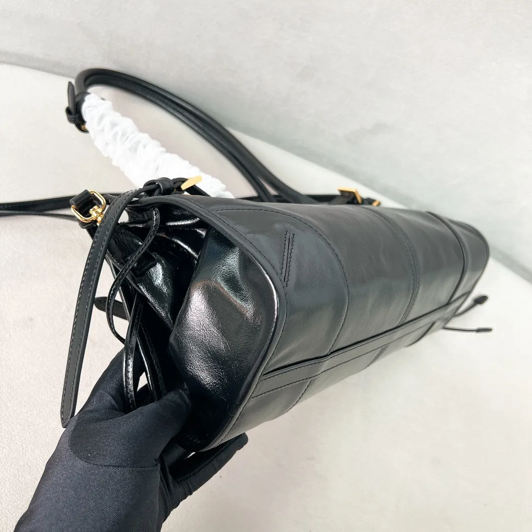 💰1840✨New model debut✨Oil-waxed leather LuxSoft handbag large size 1BA426 Popular LuxSoftBag Retro oil-waxed leather with gold hardware Iconic triangle logo Comes with a long shoulder strap Can be carried on one shoulder or crossbody The fashionable feel is straight forward Size 32*15.5*12