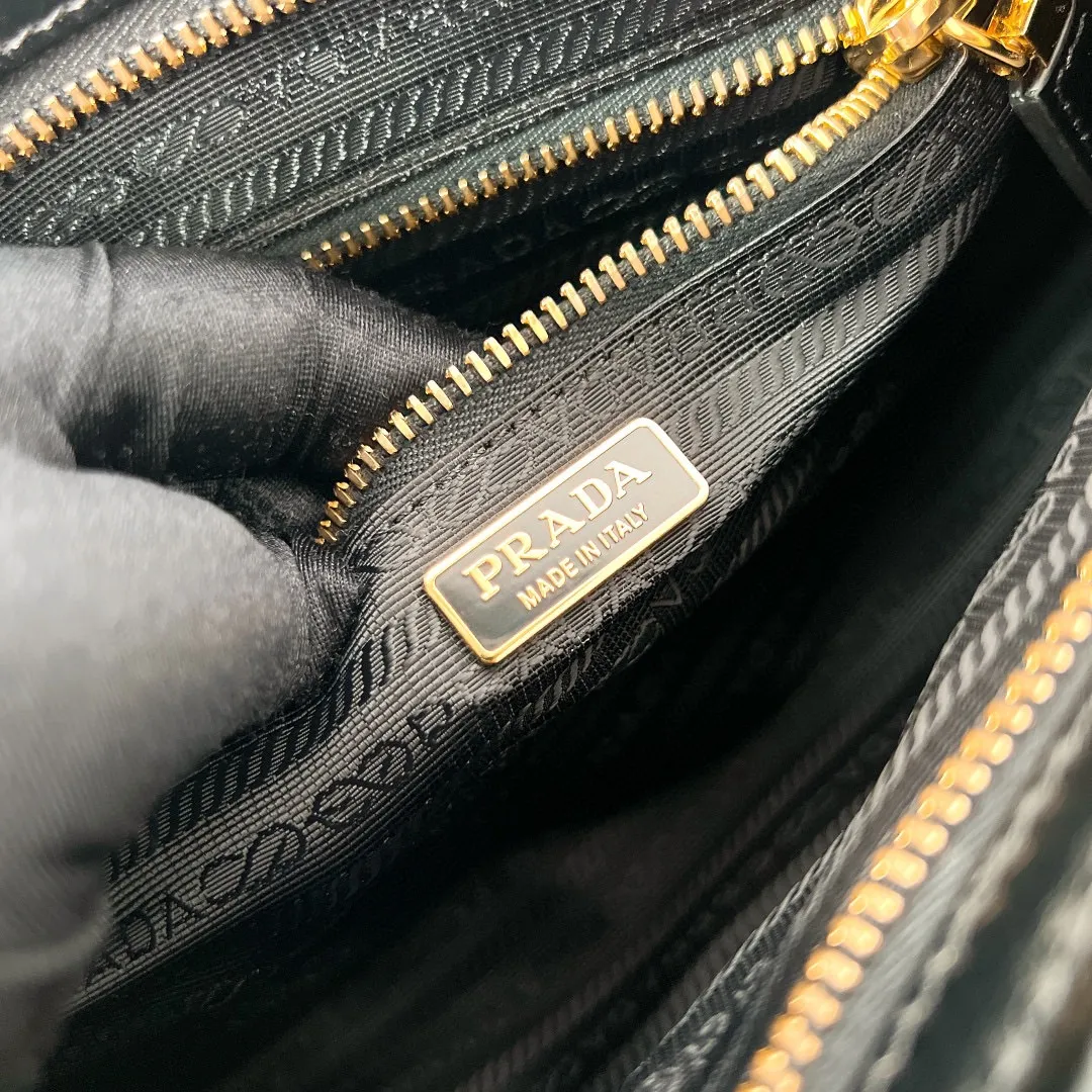 💰1840✨New model debut✨Oil-waxed leather LuxSoft handbag large size 1BA426 Popular LuxSoftBag Retro oil-waxed leather with gold hardware Iconic triangle logo Comes with a long shoulder strap Can be carried on one shoulder or crossbody The fashionable feel is straight forward Size 32*15.5*12