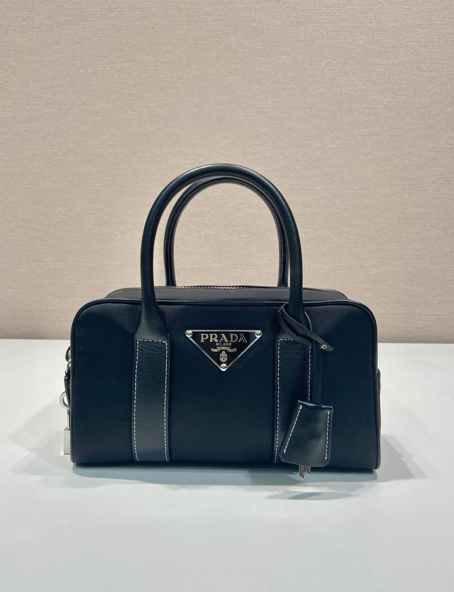 💰1160🎉Second-hand Boston🎉1BG846 nylon fabric🎉🎉 This Boston handbag is super cute🎉, imported nylon fabric and calfskin, with a conspicuous triangle logo and a small lock. It adds a lot of spruceness and feels perfect💯Soft and comfortable, it is a versatile and practical ceiling in Boston🎉🎉Hurry up and get it🎉🎉 Length 24x Height 15x Bottom 5cm🎉🎉🎉👏👏👏