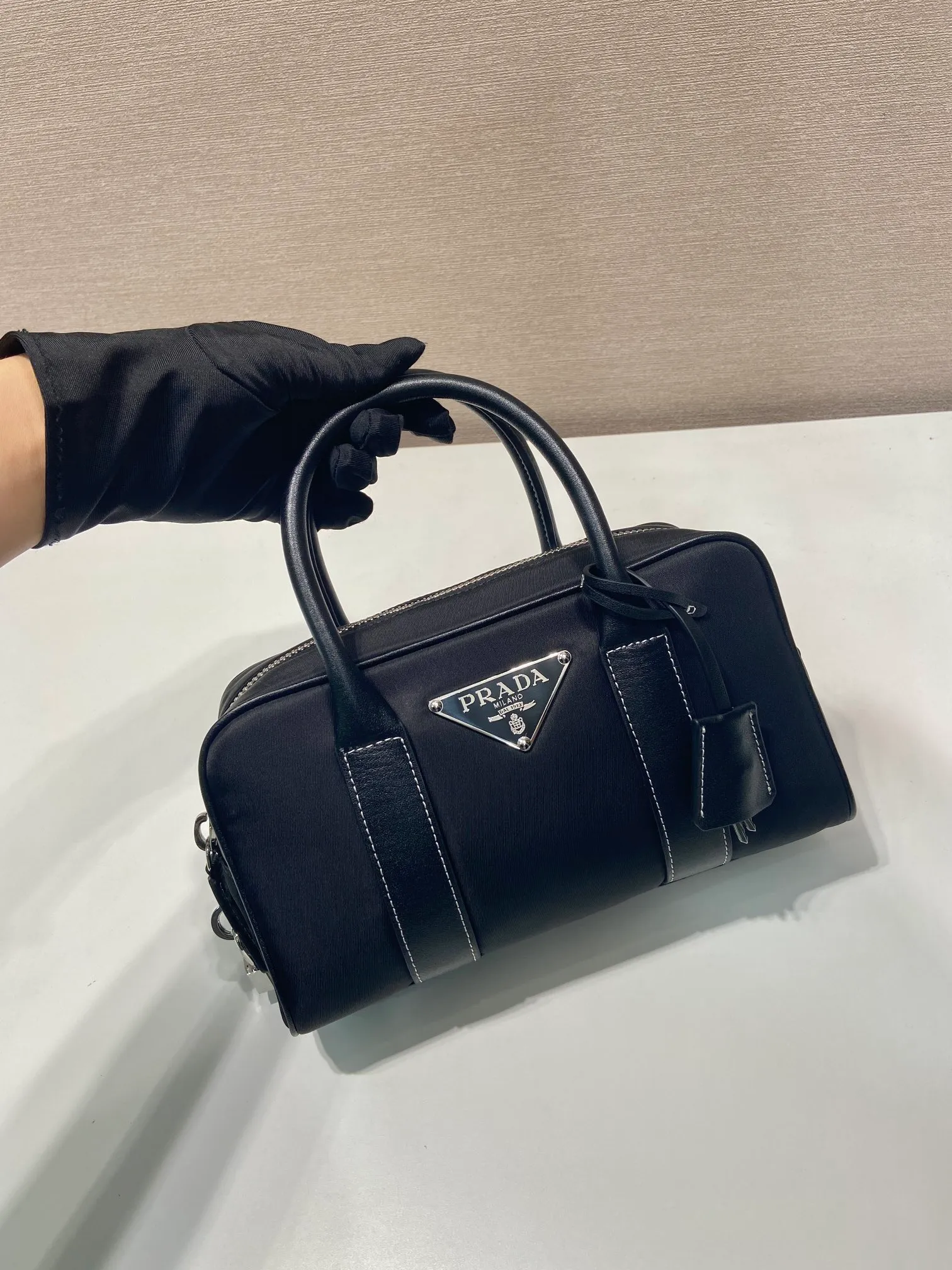 💰1160🎉Second-hand Boston🎉1BG846 nylon fabric🎉🎉 This Boston handbag is super cute🎉, imported nylon fabric and calfskin, with a conspicuous triangle logo and a small lock. It adds a lot of spruceness and feels perfect💯Soft and comfortable, it is a versatile and practical ceiling in Boston🎉🎉Hurry up and get it🎉🎉 Length 24x Height 15x Bottom 5cm🎉🎉🎉👏👏👏