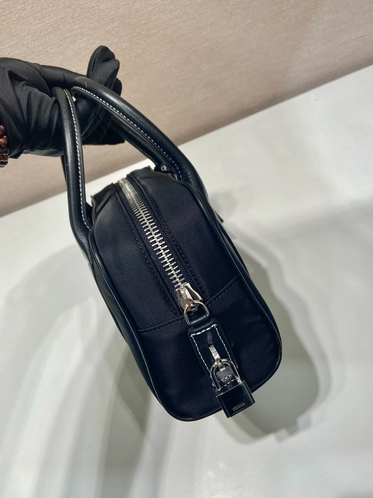 💰1160🎉Second-hand Boston🎉1BG846 nylon fabric🎉🎉 This Boston handbag is super cute🎉, imported nylon fabric and calfskin, with a conspicuous triangle logo and a small lock. It adds a lot of spruceness and feels perfect💯Soft and comfortable, it is a versatile and practical ceiling in Boston🎉🎉Hurry up and get it🎉🎉 Length 24x Height 15x Bottom 5cm🎉🎉🎉👏👏👏