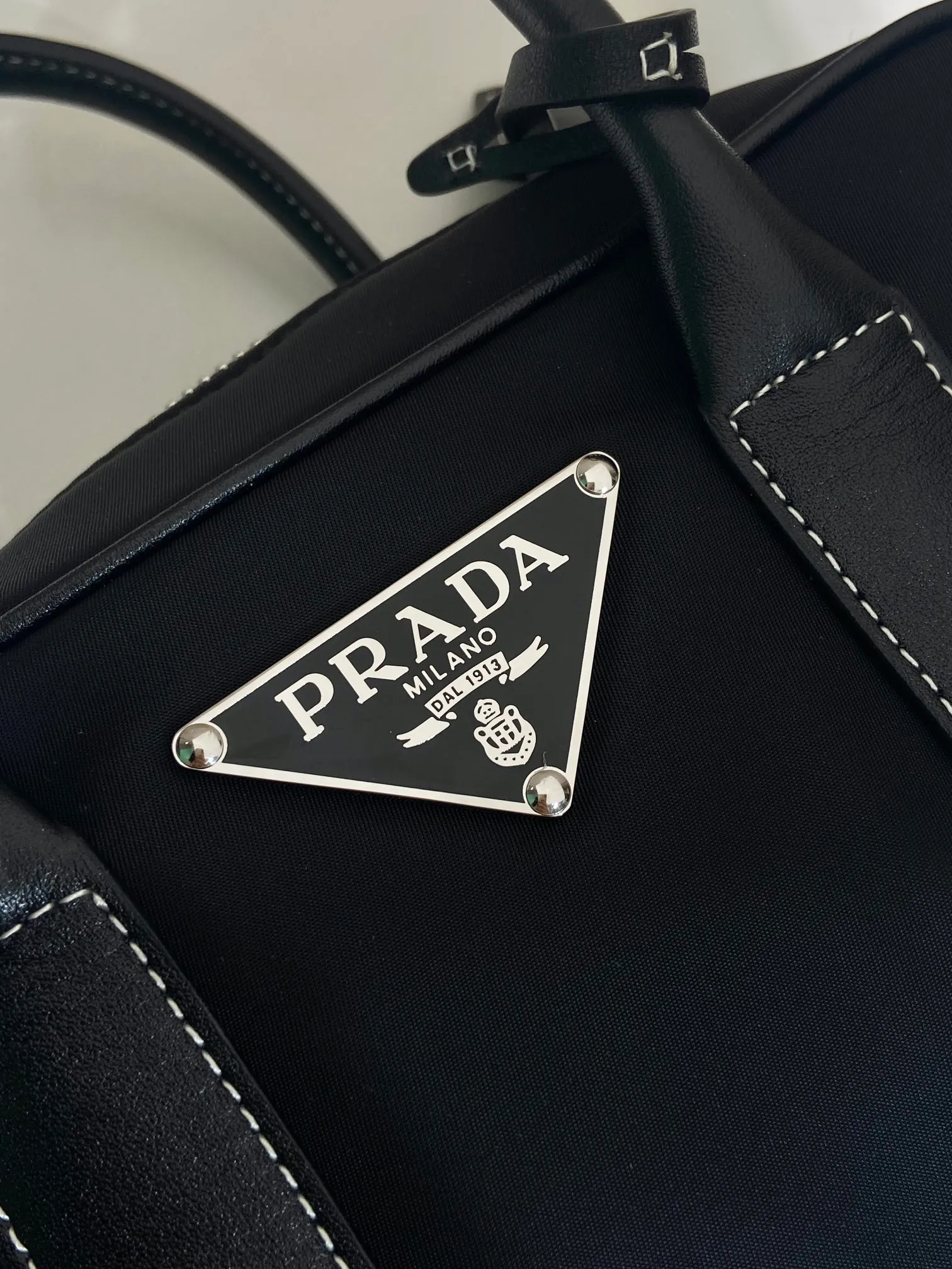 💰1160🎉Second-hand Boston🎉1BG846 nylon fabric🎉🎉 This Boston handbag is super cute🎉, imported nylon fabric and calfskin, with a conspicuous triangle logo and a small lock. It adds a lot of spruceness and feels perfect💯Soft and comfortable, it is a versatile and practical ceiling in Boston🎉🎉Hurry up and get it🎉🎉 Length 24x Height 15x Bottom 5cm🎉🎉🎉👏👏👏