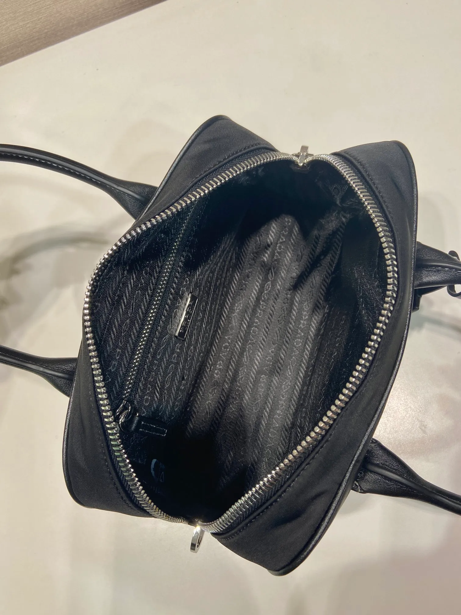 💰1160🎉Second-hand Boston🎉1BG846 nylon fabric🎉🎉 This Boston handbag is super cute🎉, imported nylon fabric and calfskin, with a conspicuous triangle logo and a small lock. It adds a lot of spruceness and feels perfect💯Soft and comfortable, it is a versatile and practical ceiling in Boston🎉🎉Hurry up and get it🎉🎉 Length 24x Height 15x Bottom 5cm🎉🎉🎉👏👏👏
