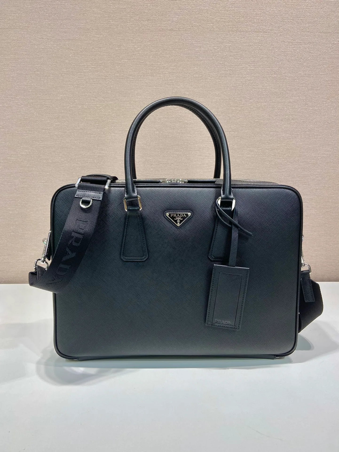 💰2100🎉Double Layer Briefcase🎉🎉2VE022🎉 This elegant and sophisticated briefcase features two compartments, multiple interior pockets and a removable nylon shoulder strap for a functional structure. The body of the bag is made of brand Saffiano leather. It is simple and elegant, and it is a popular style that will never go out of style🎉🎉 Length 38x Height 28x Bottom 6.5cm🎉🎉🎉👏👏👏