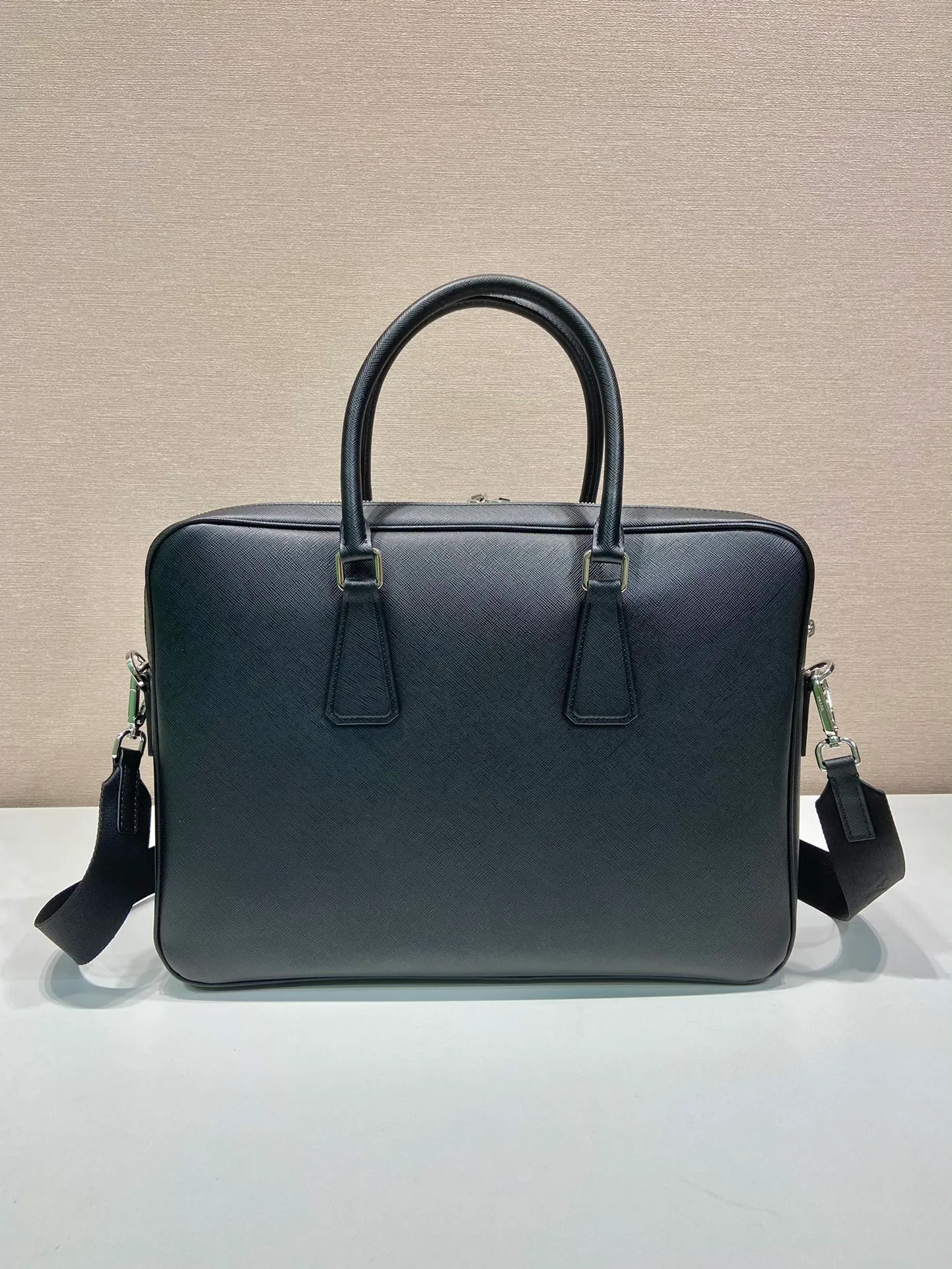 💰2100🎉Double Layer Briefcase🎉🎉2VE022🎉 This elegant and sophisticated briefcase features two compartments, multiple interior pockets and a removable nylon shoulder strap for a functional structure. The body of the bag is made of brand Saffiano leather. It is simple and elegant, and it is a popular style that will never go out of style🎉🎉 Length 38x Height 28x Bottom 6.5cm🎉🎉🎉👏👏👏