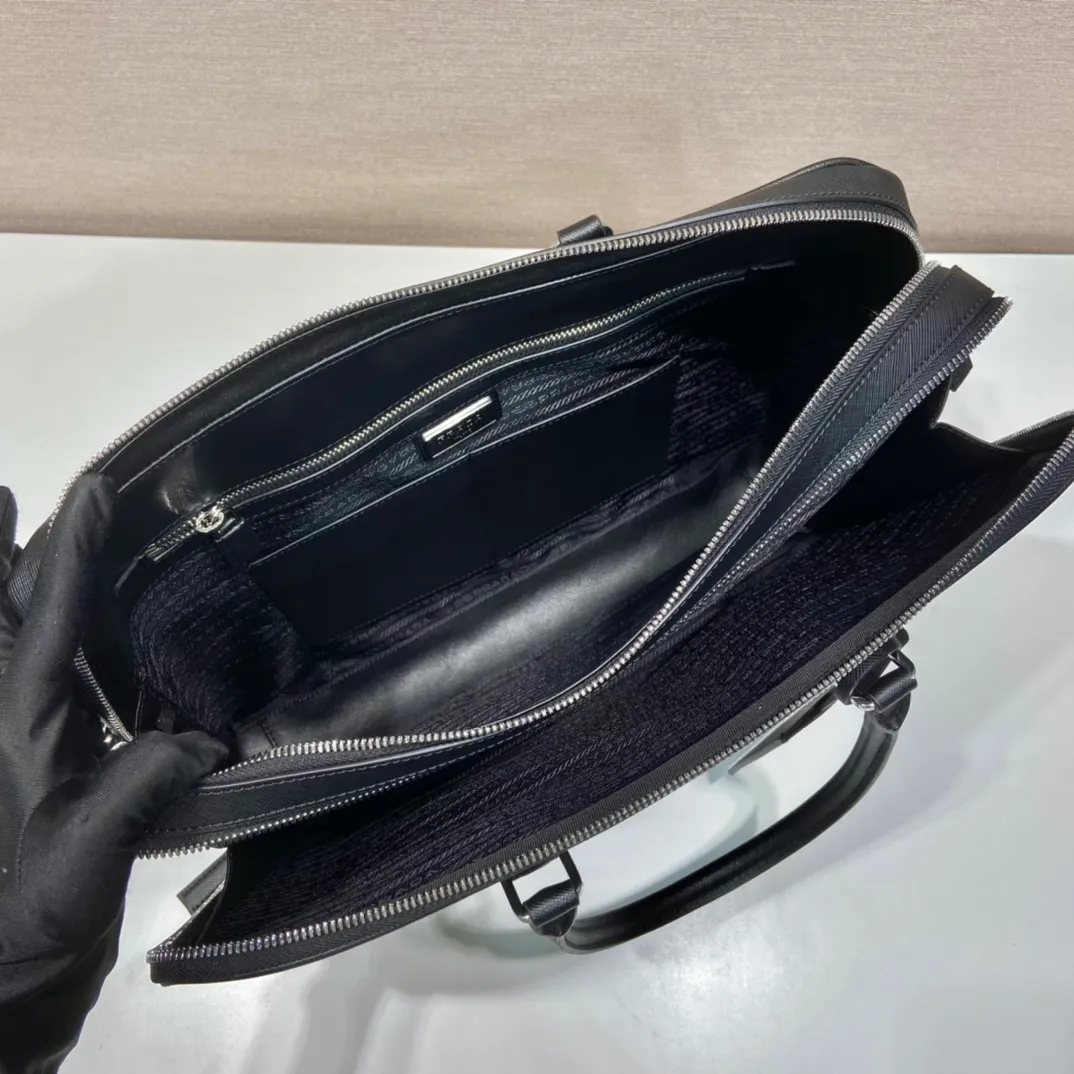 💰2100🎉Double Layer Briefcase🎉🎉2VE022🎉 This elegant and sophisticated briefcase features two compartments, multiple interior pockets and a removable nylon shoulder strap for a functional structure. The body of the bag is made of brand Saffiano leather. It is simple and elegant, and it is a popular style that will never go out of style🎉🎉 Length 38x Height 28x Bottom 6.5cm🎉🎉🎉👏👏👏
