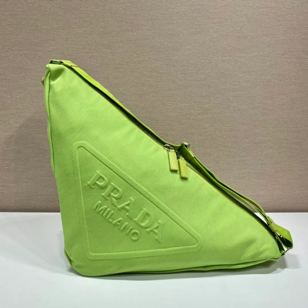 💰1120👏Canvas triangle bag👏2VY007👏👏 The triangle bag that is the most popular on the Internet is here😘This multifunctional triangle canvas crossbody bag is reinterpreted in a novel way, equipped with an adjustable shoulder strap for easy carrying in different ways. The exquisite painted metal triangle mark of the same color shows its grandeur👏. The large triangle design can be carried and carried, and it is full of combat power. It is really too towering. The casual style adds a lot of youthfulness! It’s perfect😘It’s very trendy on the street👏 Dimensions: bag length 60/bottom length 22.5x height and width 28cm👏👏👏👍👍👍