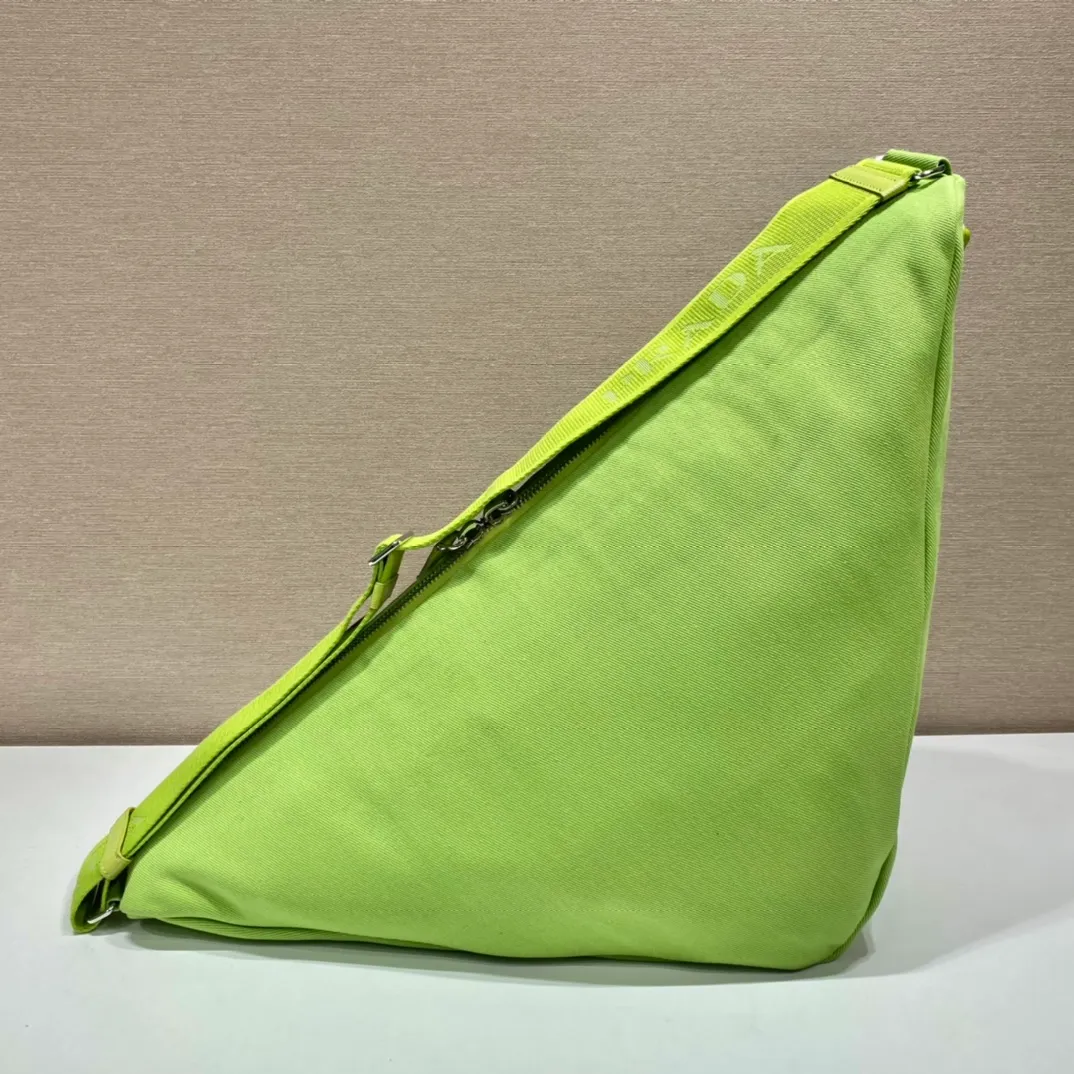 💰1120👏Canvas triangle bag👏2VY007👏👏 The triangle bag that is the most popular on the Internet is here😘This multifunctional triangle canvas crossbody bag is reinterpreted in a novel way, equipped with an adjustable shoulder strap for easy carrying in different ways. The exquisite painted metal triangle mark of the same color shows its grandeur👏. The large triangle design can be carried and carried, and it is full of combat power. It is really too towering. The casual style adds a lot of youthfulness! It’s perfect😘It’s very trendy on the street👏 Dimensions: bag length 60/bottom length 22.5x height and width 28cm👏👏👏👍👍👍