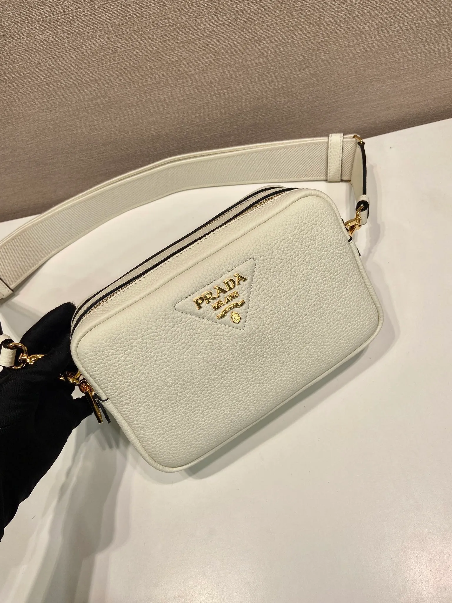 💰1700🎉New double shoulder strap🎉1BD082 This double shoulder strap is made of imported deerskin grain cowhide and equipped with two interchangeable and adjustable long shoulder straps. The combination of fabric webbing and cowhide is perfect😘, versatile for mixing and matching different clothes on different occasions😘, large capacity, many compartments, super soft feel🎉Hurry up and get it🎉 Length 22x height 14x bottom 8cm🎉🎉🎉👏👏👏