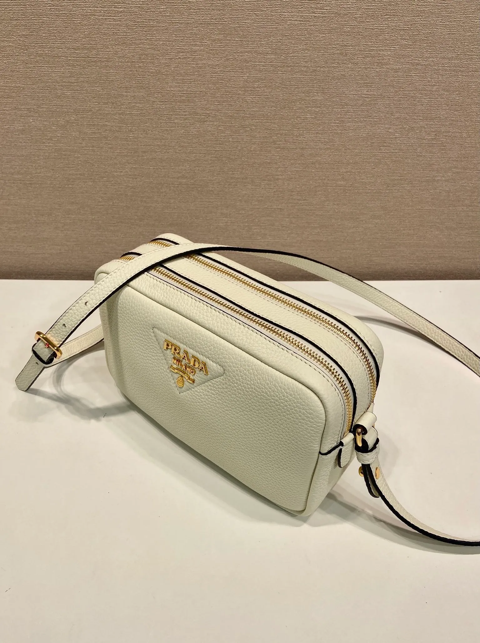 💰1700🎉New double shoulder strap🎉1BD082 This double shoulder strap is made of imported deerskin grain cowhide and equipped with two interchangeable and adjustable long shoulder straps. The combination of fabric webbing and cowhide is perfect😘, versatile for mixing and matching different clothes on different occasions😘, large capacity, many compartments, super soft feel🎉Hurry up and get it🎉 Length 22x height 14x bottom 8cm🎉🎉🎉👏👏👏