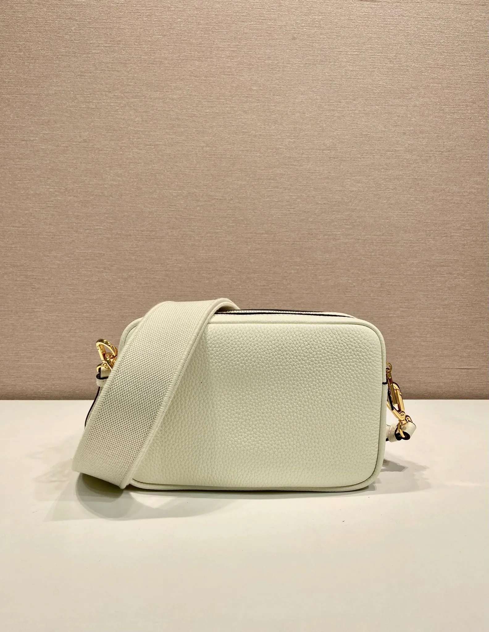 💰1700🎉New double shoulder strap🎉1BD082 This double shoulder strap is made of imported deerskin grain cowhide and equipped with two interchangeable and adjustable long shoulder straps. The combination of fabric webbing and cowhide is perfect😘, versatile for mixing and matching different clothes on different occasions😘, large capacity, many compartments, super soft feel🎉Hurry up and get it🎉 Length 22x height 14x bottom 8cm🎉🎉🎉👏👏👏