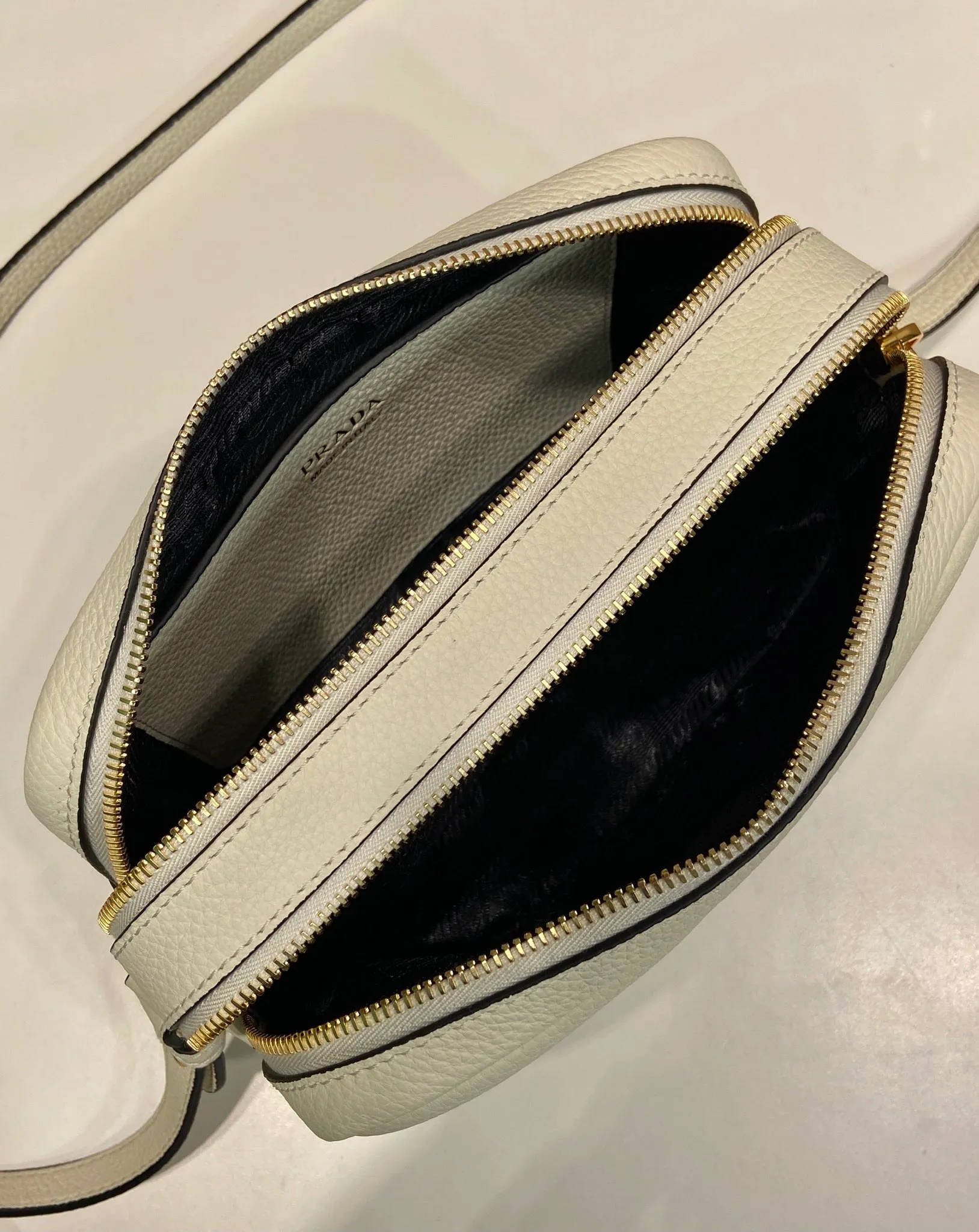 💰1700🎉New double shoulder strap🎉1BD082 This double shoulder strap is made of imported deerskin grain cowhide and equipped with two interchangeable and adjustable long shoulder straps. The combination of fabric webbing and cowhide is perfect😘, versatile for mixing and matching different clothes on different occasions😘, large capacity, many compartments, super soft feel🎉Hurry up and get it🎉 Length 22x height 14x bottom 8cm🎉🎉🎉👏👏👏