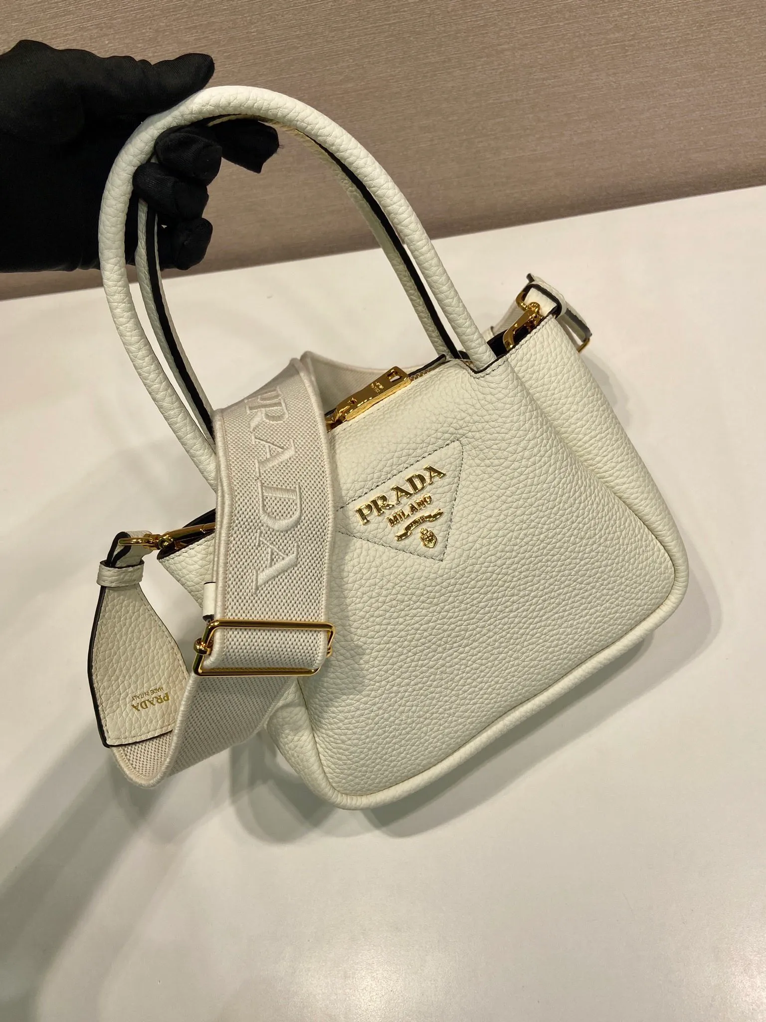 💰1760🎉New arrival🎉1BA362 mini size🎉🎉 This contemporary fine leather handbag displays natural texture and is designed with reverse stitching to create a soft and round shape. It is small in size and can be carried by hand. It is equipped with 2 interchangeable long shoulder straps, making it versatile and elegant. The upper body effect is nice and cute😘, babies, hurry up and get it🎉🎉 Length 19.5x height 18x ​​bottom 9cm🎉🎉🎉💰💰💰