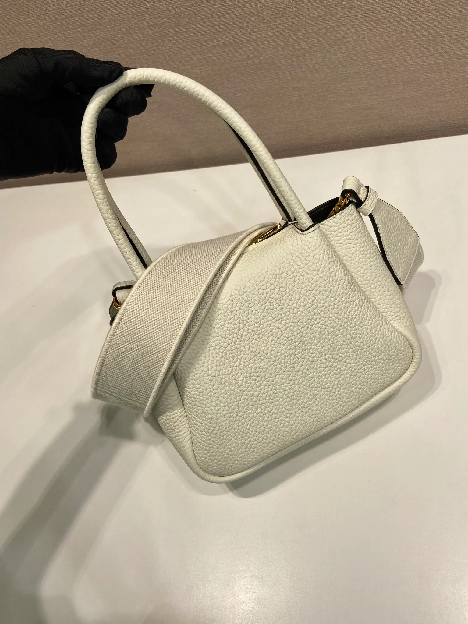 💰1760🎉New arrival🎉1BA362 mini size🎉🎉 This contemporary fine leather handbag displays natural texture and is designed with reverse stitching to create a soft and round shape. It is small in size and can be carried by hand. It is equipped with 2 interchangeable long shoulder straps, making it versatile and elegant. The upper body effect is nice and cute😘, babies, hurry up and get it🎉🎉 Length 19.5x height 18x ​​bottom 9cm🎉🎉🎉💰💰💰