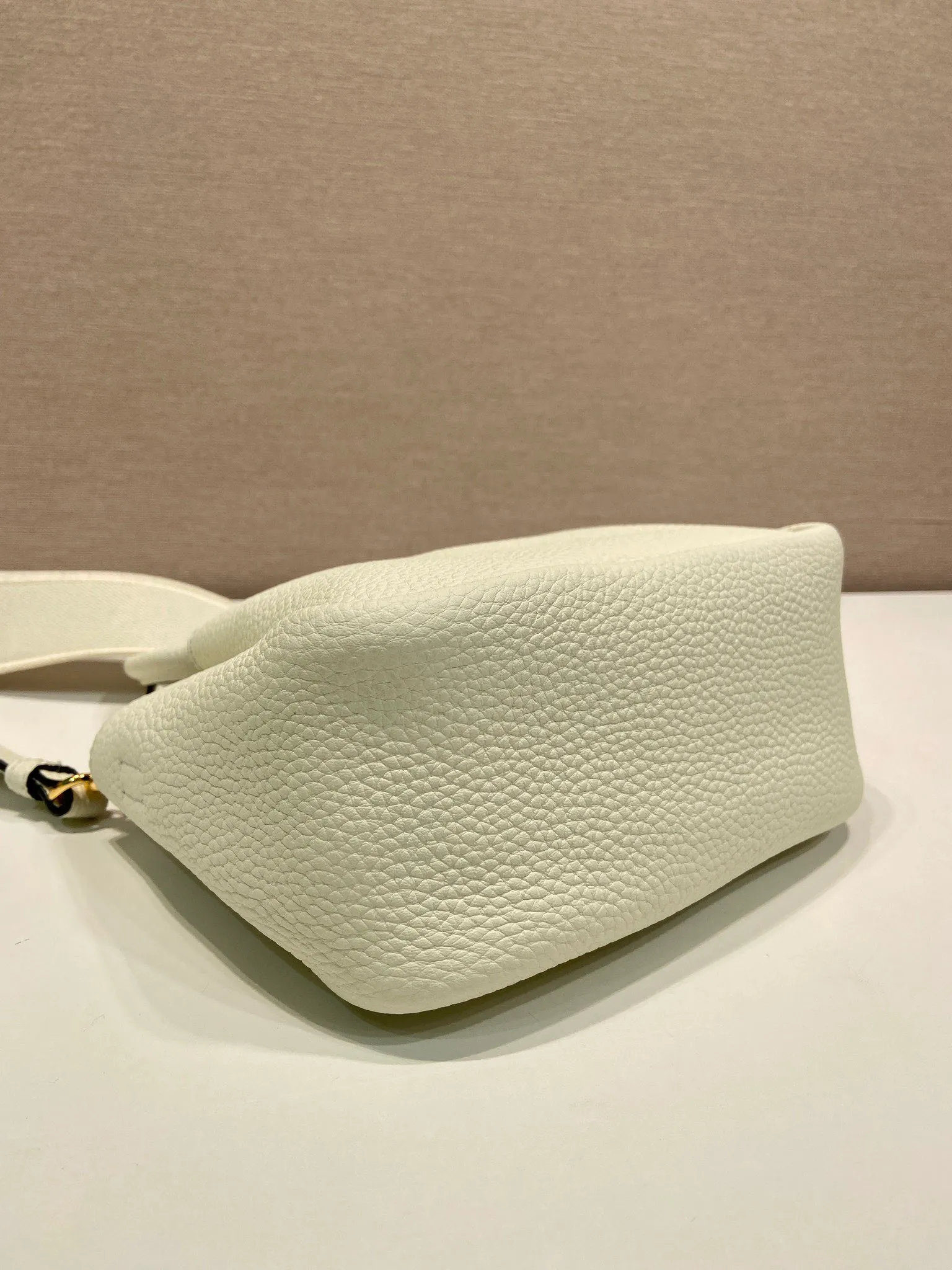 💰1760🎉New arrival🎉1BA362 mini size🎉🎉 This contemporary fine leather handbag displays natural texture and is designed with reverse stitching to create a soft and round shape. It is small in size and can be carried by hand. It is equipped with 2 interchangeable long shoulder straps, making it versatile and elegant. The upper body effect is nice and cute😘, babies, hurry up and get it🎉🎉 Length 19.5x height 18x ​​bottom 9cm🎉🎉🎉💰💰💰
