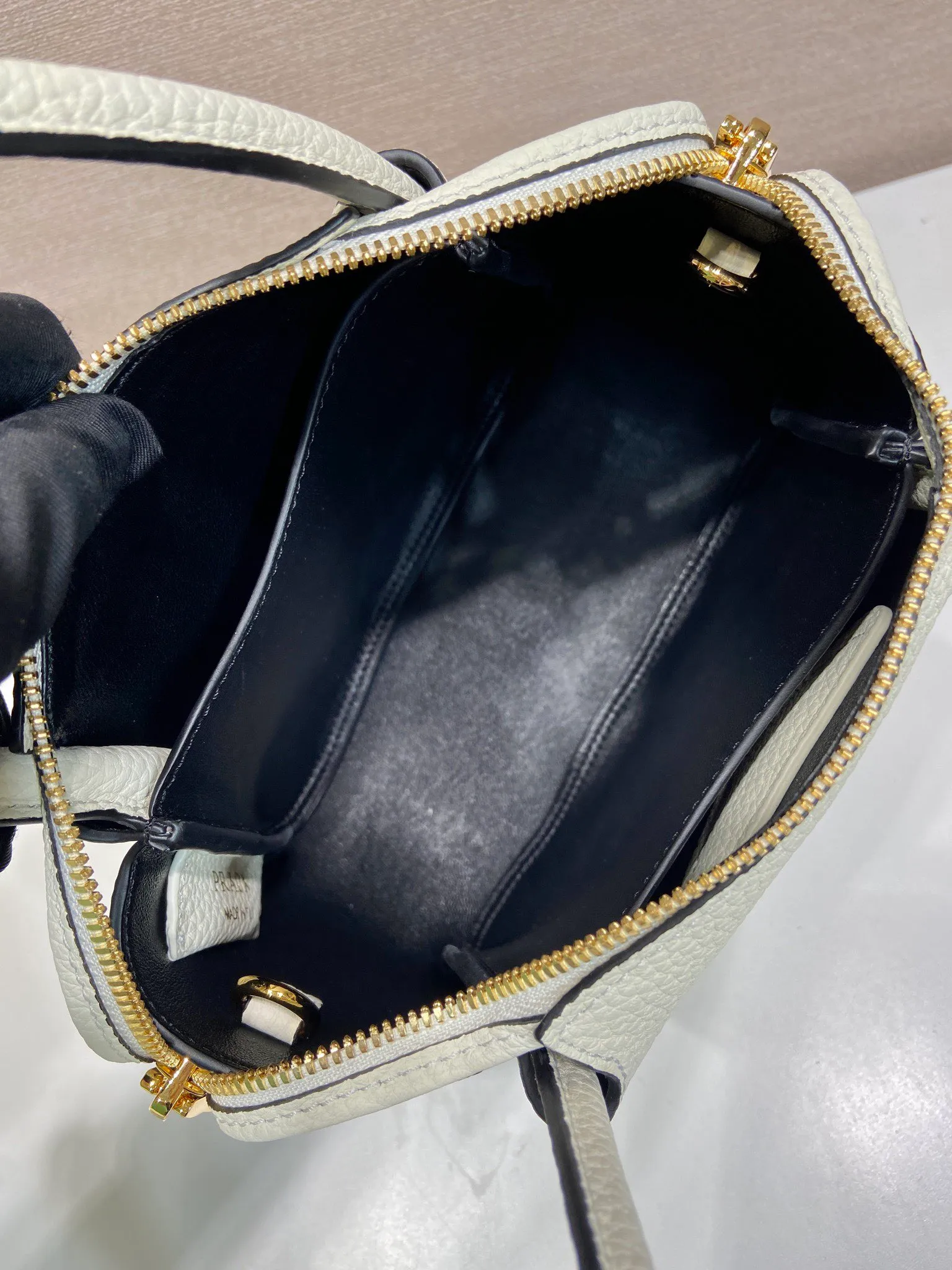 💰1760🎉New arrival🎉1BA362 mini size🎉🎉 This contemporary fine leather handbag displays natural texture and is designed with reverse stitching to create a soft and round shape. It is small in size and can be carried by hand. It is equipped with 2 interchangeable long shoulder straps, making it versatile and elegant. The upper body effect is nice and cute😘, babies, hurry up and get it🎉🎉 Length 19.5x height 18x ​​bottom 9cm🎉🎉🎉💰💰💰