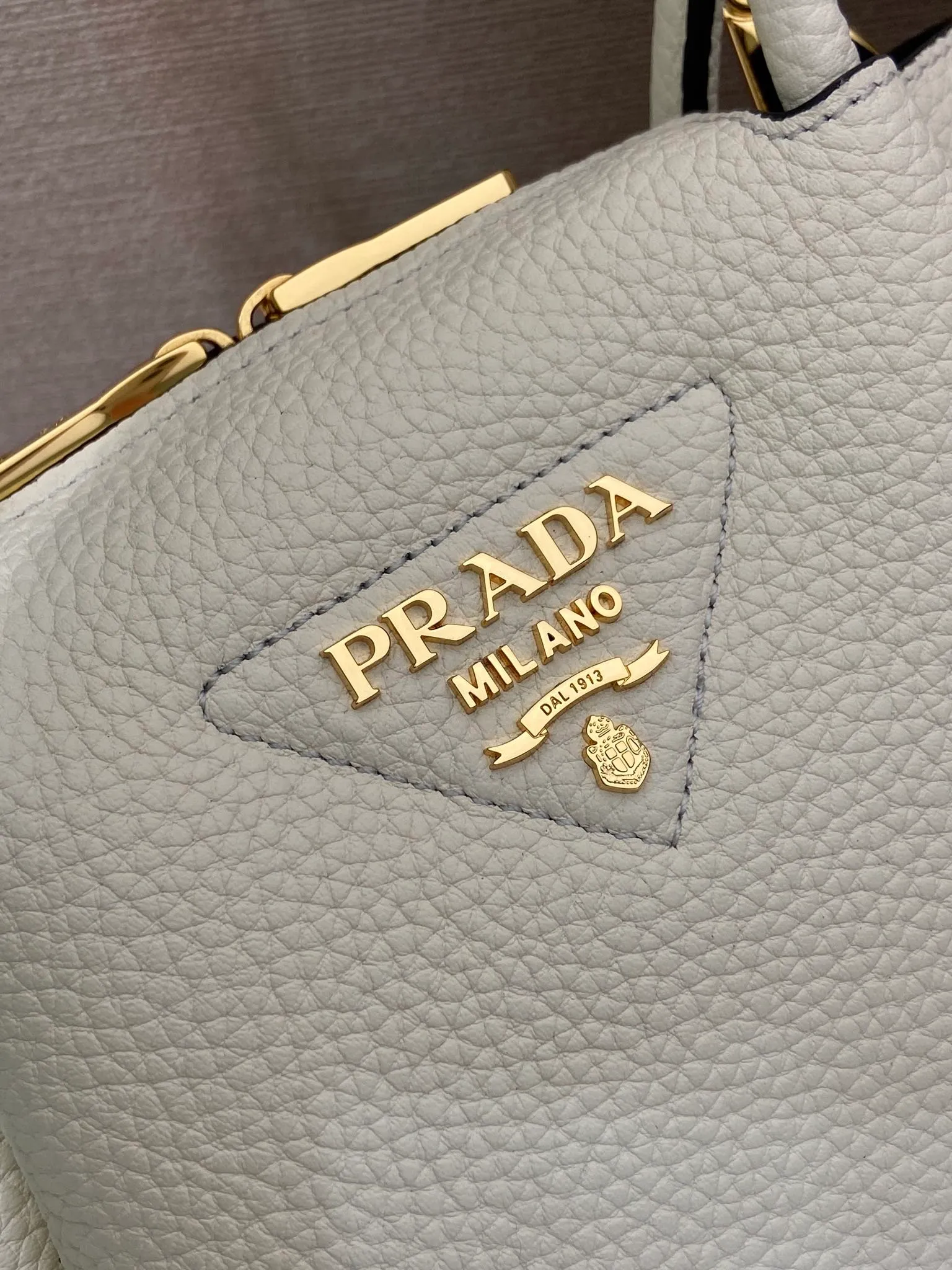 💰1760🎉New arrival🎉1BA362 mini size🎉🎉 This contemporary fine leather handbag displays natural texture and is designed with reverse stitching to create a soft and round shape. It is small in size and can be carried by hand. It is equipped with 2 interchangeable long shoulder straps, making it versatile and elegant. The upper body effect is nice and cute😘, babies, hurry up and get it🎉🎉 Length 19.5x height 18x ​​bottom 9cm🎉🎉🎉💰💰💰