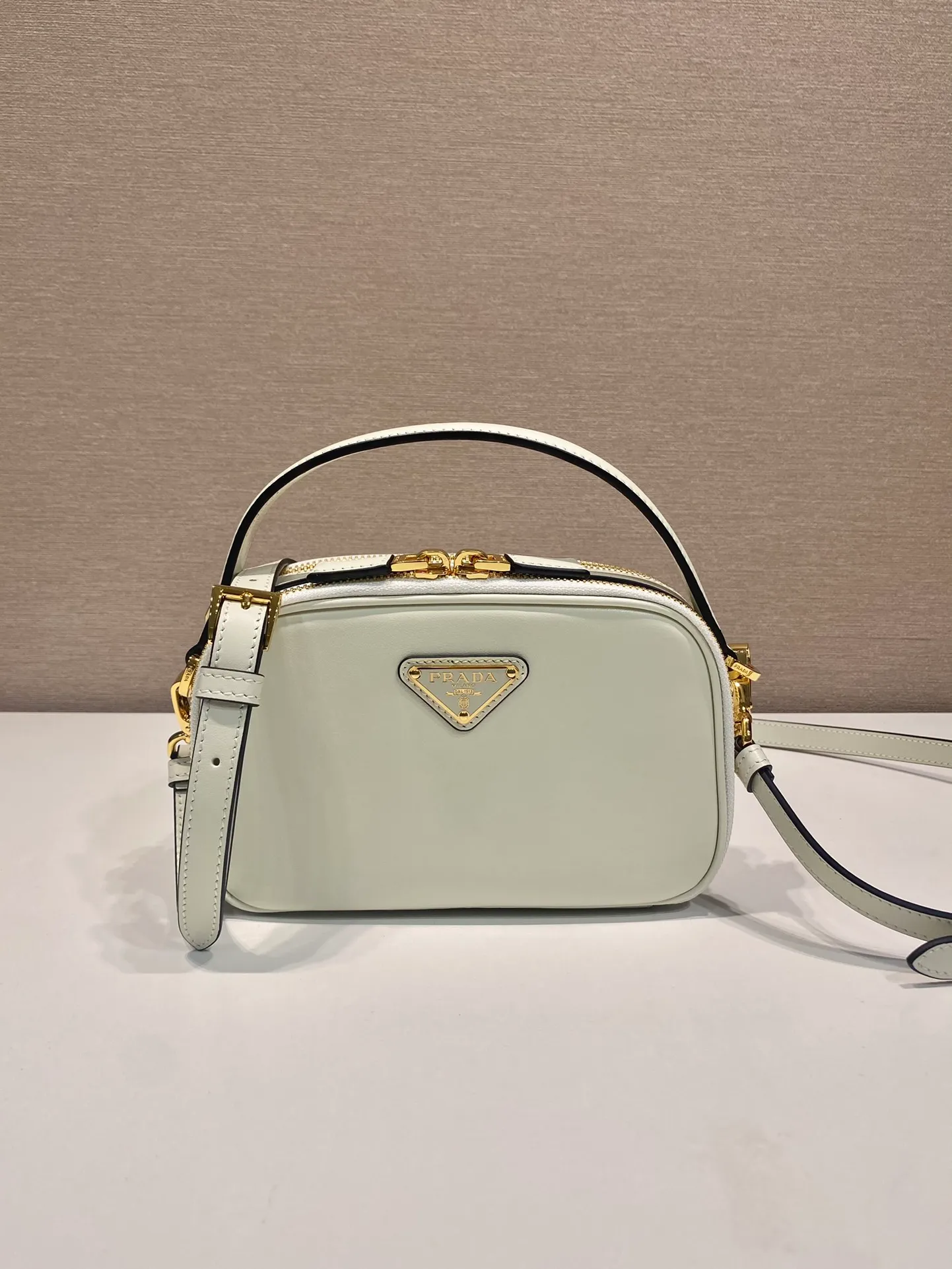 💰1500🎉New style🎉1BH203🎉🎉 This mini handbag is made of calfskin and inner sheepskin to inject vitality. Versatile and structured, it can be carried by hand or carried over the shoulder with the detachable shoulder strap, and features a double zip top and embellished with an enameled triangle logo in metal. Large capacity space, beautiful upper body effect🎉🎉 Length 18.5x height 13x bottom 6.5cm🎉🎉🎉👏👏👏