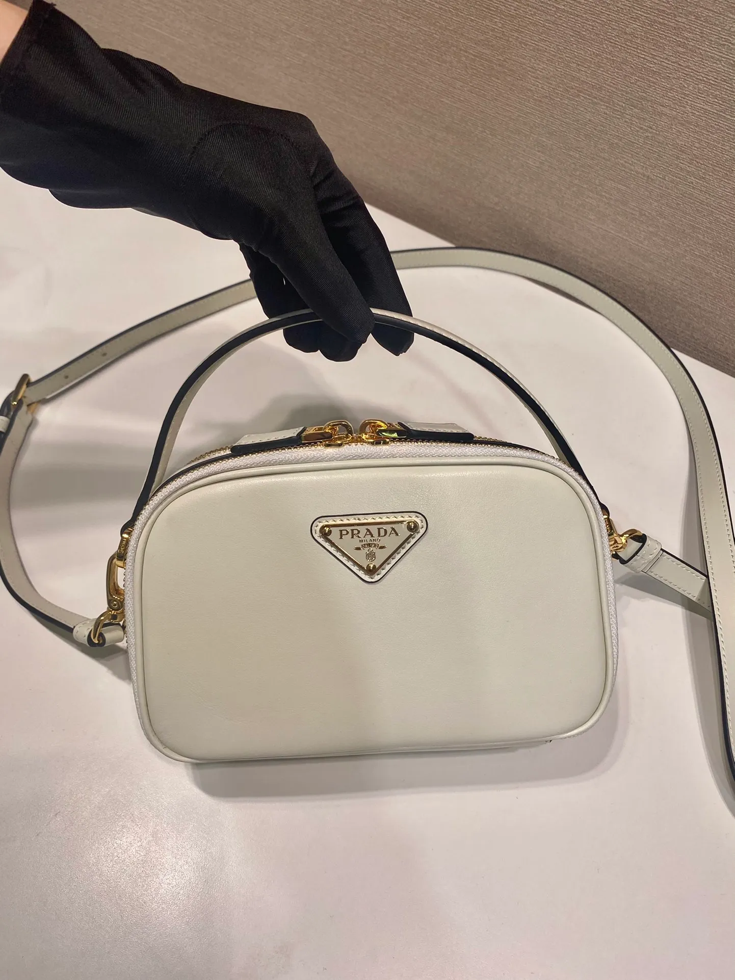 💰1500🎉New style🎉1BH203🎉🎉 This mini handbag is made of calfskin and inner sheepskin to inject vitality. Versatile and structured, it can be carried by hand or carried over the shoulder with the detachable shoulder strap, and features a double zip top and embellished with an enameled triangle logo in metal. Large capacity space, beautiful upper body effect🎉🎉 Length 18.5x height 13x bottom 6.5cm🎉🎉🎉👏👏👏
