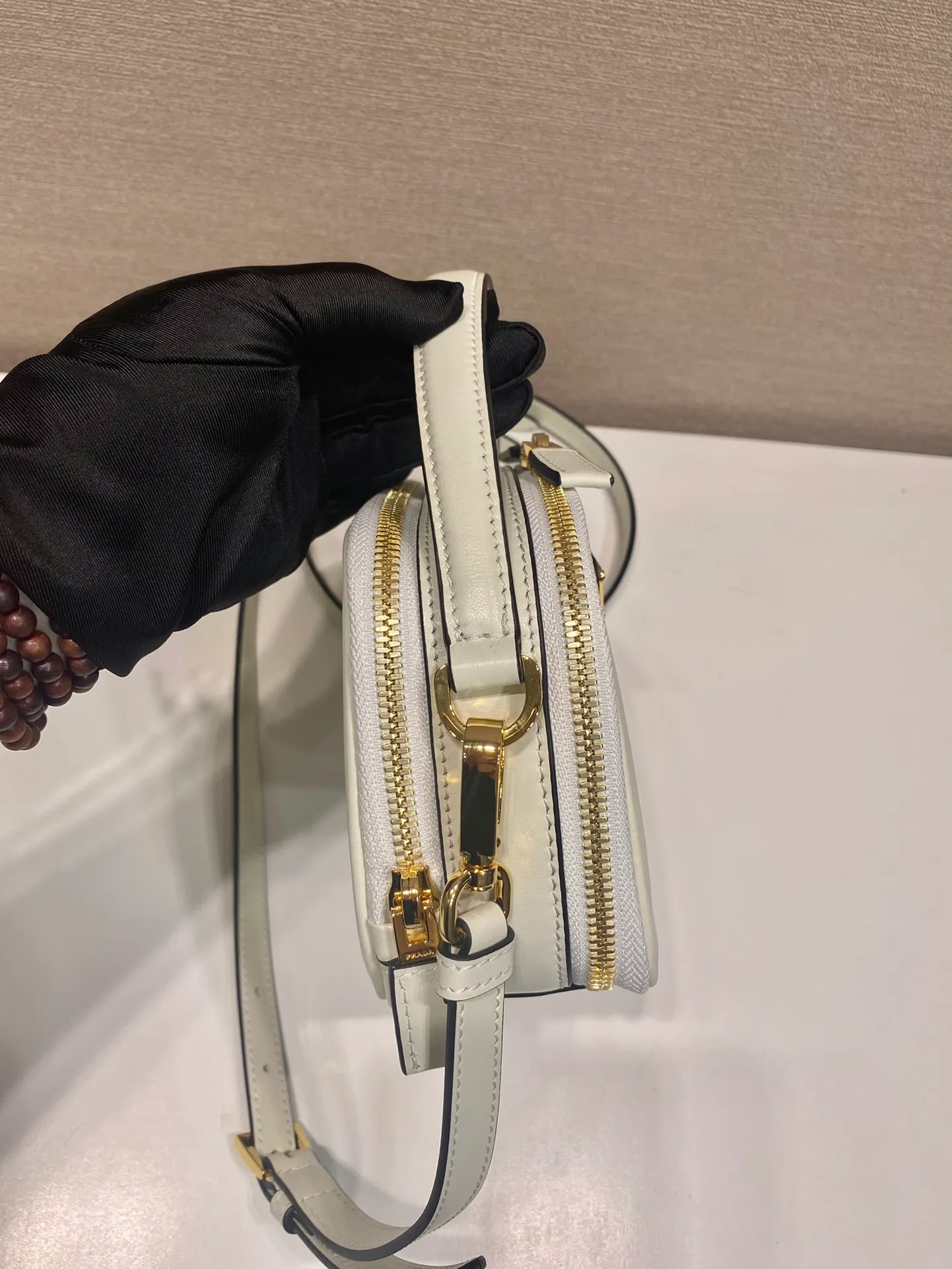 💰1500🎉New style🎉1BH203🎉🎉 This mini handbag is made of calfskin and inner sheepskin to inject vitality. Versatile and structured, it can be carried by hand or carried over the shoulder with the detachable shoulder strap, and features a double zip top and embellished with an enameled triangle logo in metal. Large capacity space, beautiful upper body effect🎉🎉 Length 18.5x height 13x bottom 6.5cm🎉🎉🎉👏👏👏