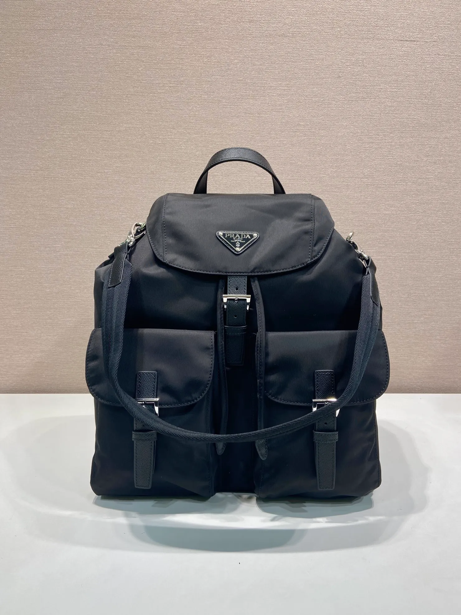 💰1360🎉New Backpack🎉2VZ110A Double Shoulder Strap🎉🎉 This Re-Nylon backpack is designed with classic nylon fabric, top-grade hardware, and integrated with innovative and practical elements, presenting a refined and timeless style. Equipped with a detachable shoulder strap, it can be used interchangeably on different occasions. The upper body effect is very fashionable and elegant, and it is a popular style that will never go out of style🎉Hurry up and get it🎉🎉 Length 34x Height 39x Bottom 15cm🎉🎉🎉🎉👏👏👏