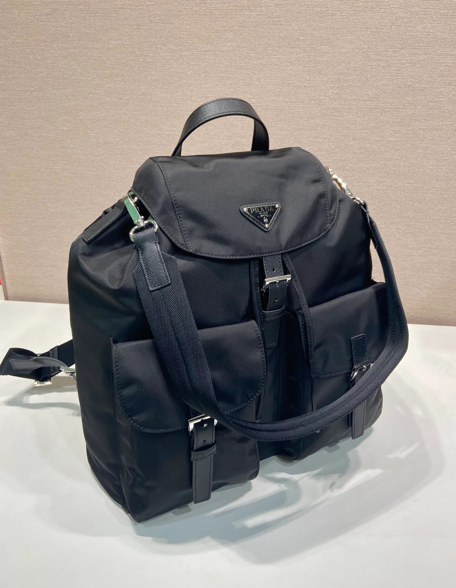 💰1360🎉New Backpack🎉2VZ110A Double Shoulder Strap🎉🎉 This Re-Nylon backpack is designed with classic nylon fabric, top-grade hardware, and integrated with innovative and practical elements, presenting a refined and timeless style. Equipped with a detachable shoulder strap, it can be used interchangeably on different occasions. The upper body effect is very fashionable and elegant, and it is a popular style that will never go out of style🎉Hurry up and get it🎉🎉 Length 34x Height 39x Bottom 15cm🎉🎉🎉🎉👏👏👏