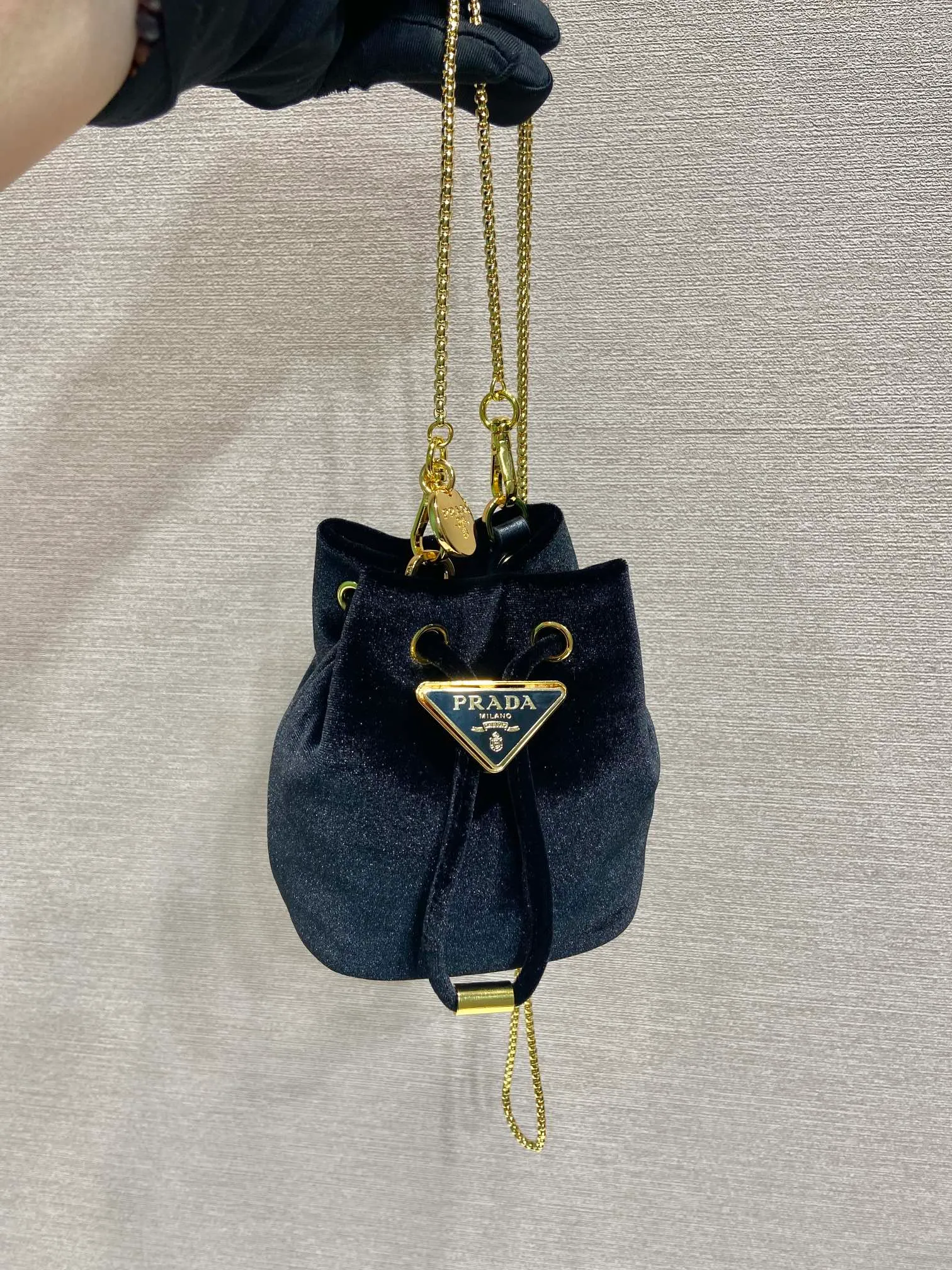 💰900🎉Velvet small bucket🎉1NR016 velvet🎉🎉 This mini bucket is made of imported velvet fabric and an enameled metal triangle logo decorated opening and closing design. Metal iron can be spanned diagonally. So cute😍, the effect is very eye-catching, so cute and cool, don’t you feel moved😙😙, beauties. Get it now. So beautiful and cute😋😋 Length 10x height 12x base 7cm🎉🎉🎉👏👏👏