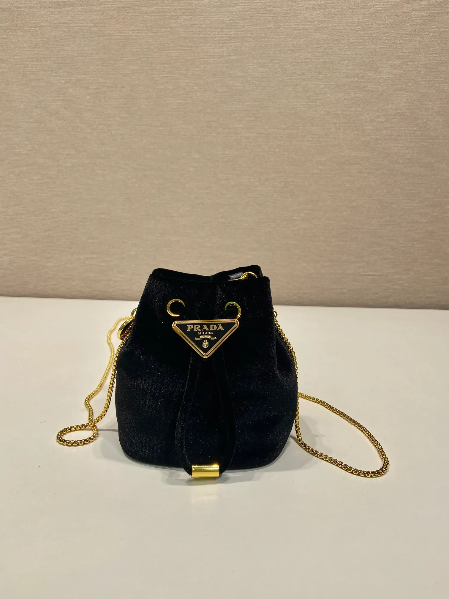 💰900🎉Velvet small bucket🎉1NR016 velvet🎉🎉 This mini bucket is made of imported velvet fabric and an enameled metal triangle logo decorated opening and closing design. Metal iron can be spanned diagonally. So cute😍, the effect is very eye-catching, so cute and cool, don’t you feel moved😙😙, beauties. Get it now. So beautiful and cute😋😋 Length 10x height 12x base 7cm🎉🎉🎉👏👏👏