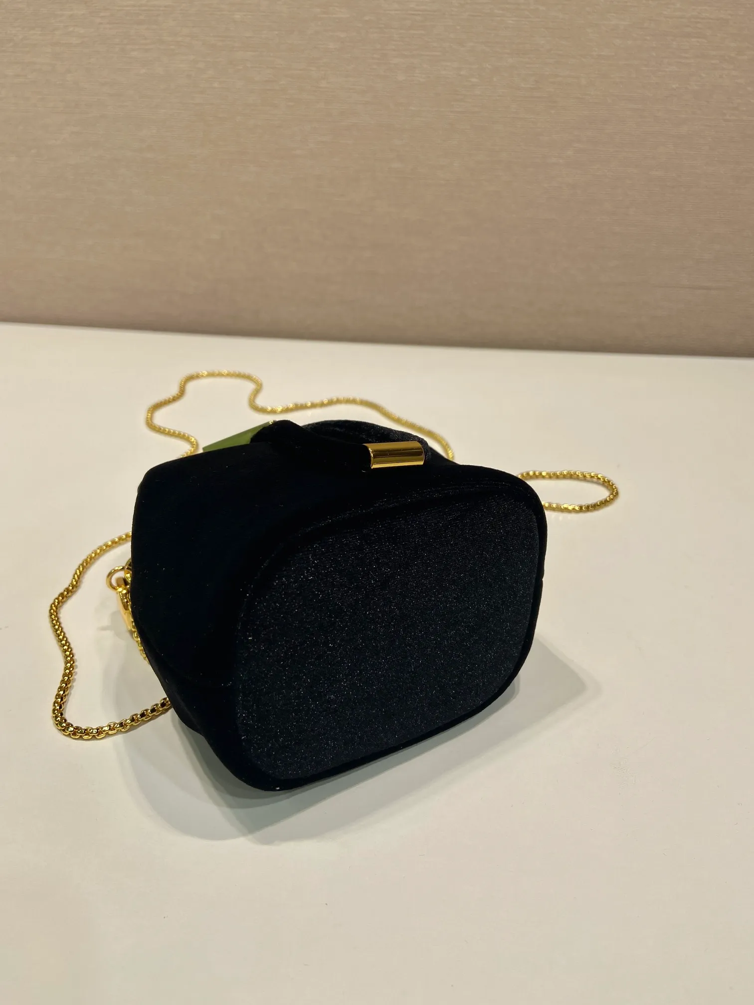 💰900🎉Velvet small bucket🎉1NR016 velvet🎉🎉 This mini bucket is made of imported velvet fabric and an enameled metal triangle logo decorated opening and closing design. Metal iron can be spanned diagonally. So cute😍, the effect is very eye-catching, so cute and cool, don’t you feel moved😙😙, beauties. Get it now. So beautiful and cute😋😋 Length 10x height 12x base 7cm🎉🎉🎉👏👏👏