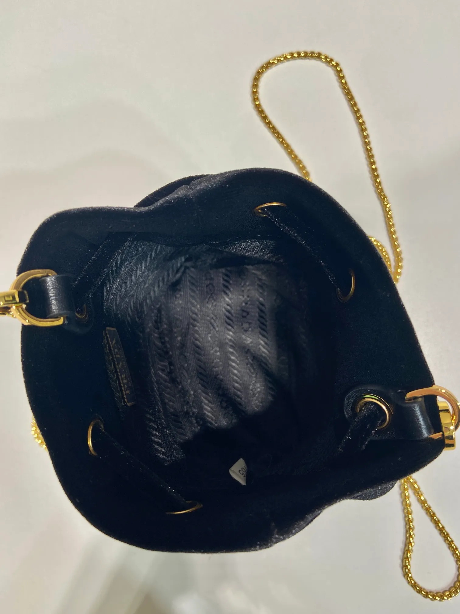 💰900🎉Velvet small bucket🎉1NR016 velvet🎉🎉 This mini bucket is made of imported velvet fabric and an enameled metal triangle logo decorated opening and closing design. Metal iron can be spanned diagonally. So cute😍, the effect is very eye-catching, so cute and cool, don’t you feel moved😙😙, beauties. Get it now. So beautiful and cute😋😋 Length 10x height 12x base 7cm🎉🎉🎉👏👏👏
