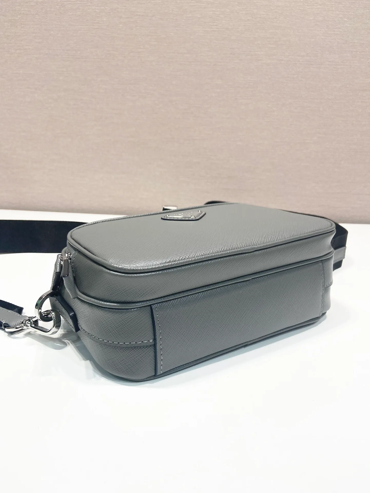 💰1640🎉New style🎉2VH170🎉🎉 This shoulder bag is made of Saffiano leather, and its simple lines highlight a striking style. The iconic Saffiano leather material is synonymous with luxury and a status symbol of traditional Italian leather goods manufacturing craftsmanship. Equipped with a detachable leather pouch and enamel-coated triangle logo, and a detachable and adjustable nylon long shoulder strap, it is more simple and elegant. Get it now🎉🎉 Length 20x Height 13.5x Bottom 7cm