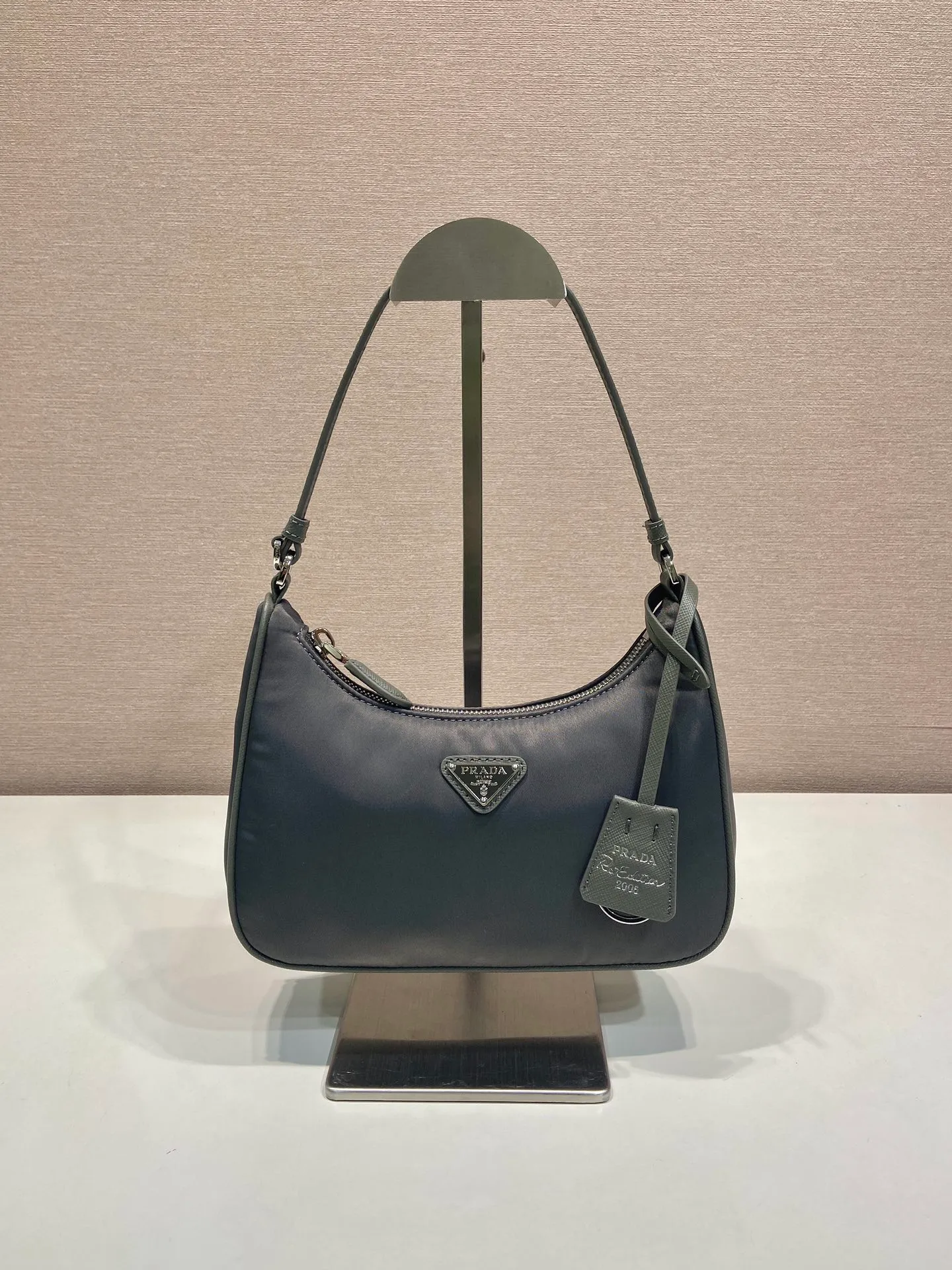 💰760🎉Upgraded version of Hobo🎉1N204M mercury gray🎉🎉 This Re-Edition 2005 handbag combines versatile design and classic details. Made from recycled nylon with elegant gold-plated hardware. The inner bag has a zipper closure and a leather handle. It can be carried by hand or carried on the shoulder. It is super easy to use and will never go out of style. 🎉🎉 Length 22x Height 18x ​​Bottom 6.5cm🎉🎉🎉👏👏👏