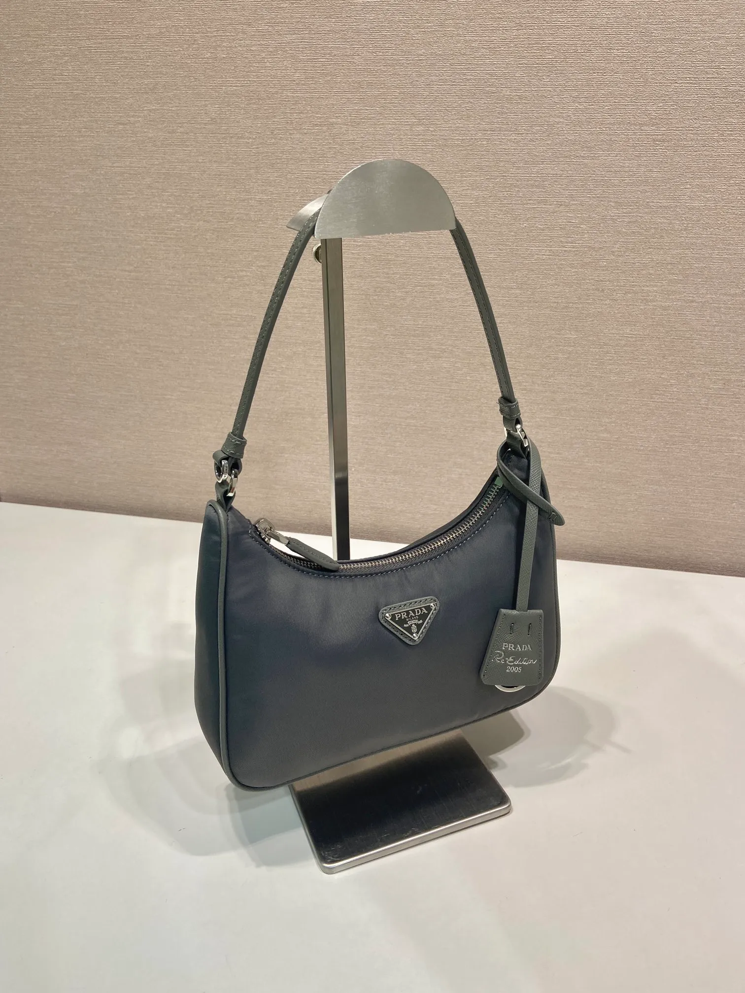 💰760🎉Upgraded version of Hobo🎉1N204M mercury gray🎉🎉 This Re-Edition 2005 handbag combines versatile design and classic details. Made from recycled nylon with elegant gold-plated hardware. The inner bag has a zipper closure and a leather handle. It can be carried by hand or carried on the shoulder. It is super easy to use and will never go out of style. 🎉🎉 Length 22x Height 18x ​​Bottom 6.5cm🎉🎉🎉👏👏👏