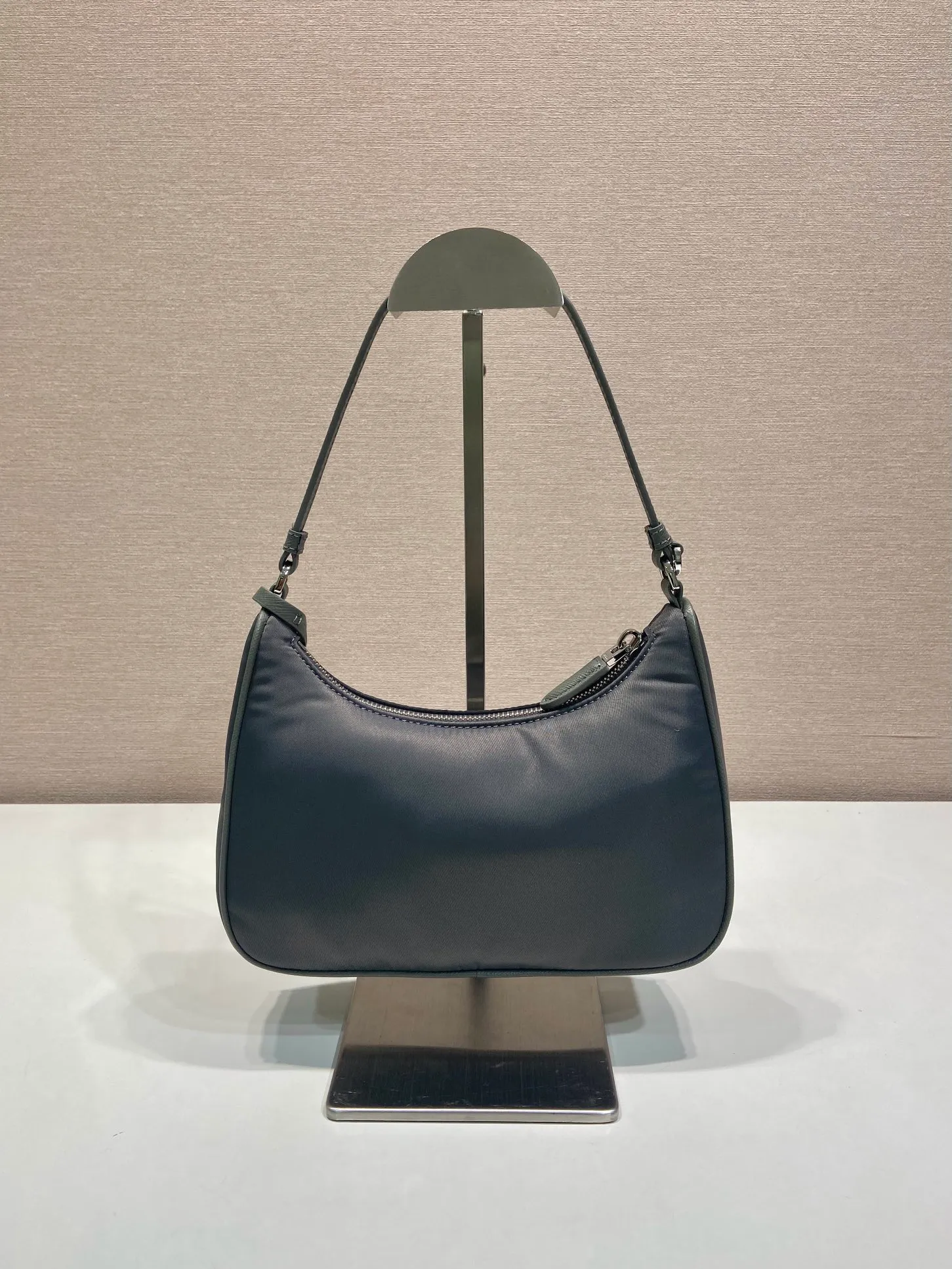 💰760🎉Upgraded version of Hobo🎉1N204M mercury gray🎉🎉 This Re-Edition 2005 handbag combines versatile design and classic details. Made from recycled nylon with elegant gold-plated hardware. The inner bag has a zipper closure and a leather handle. It can be carried by hand or carried on the shoulder. It is super easy to use and will never go out of style. 🎉🎉 Length 22x Height 18x ​​Bottom 6.5cm🎉🎉🎉👏👏👏